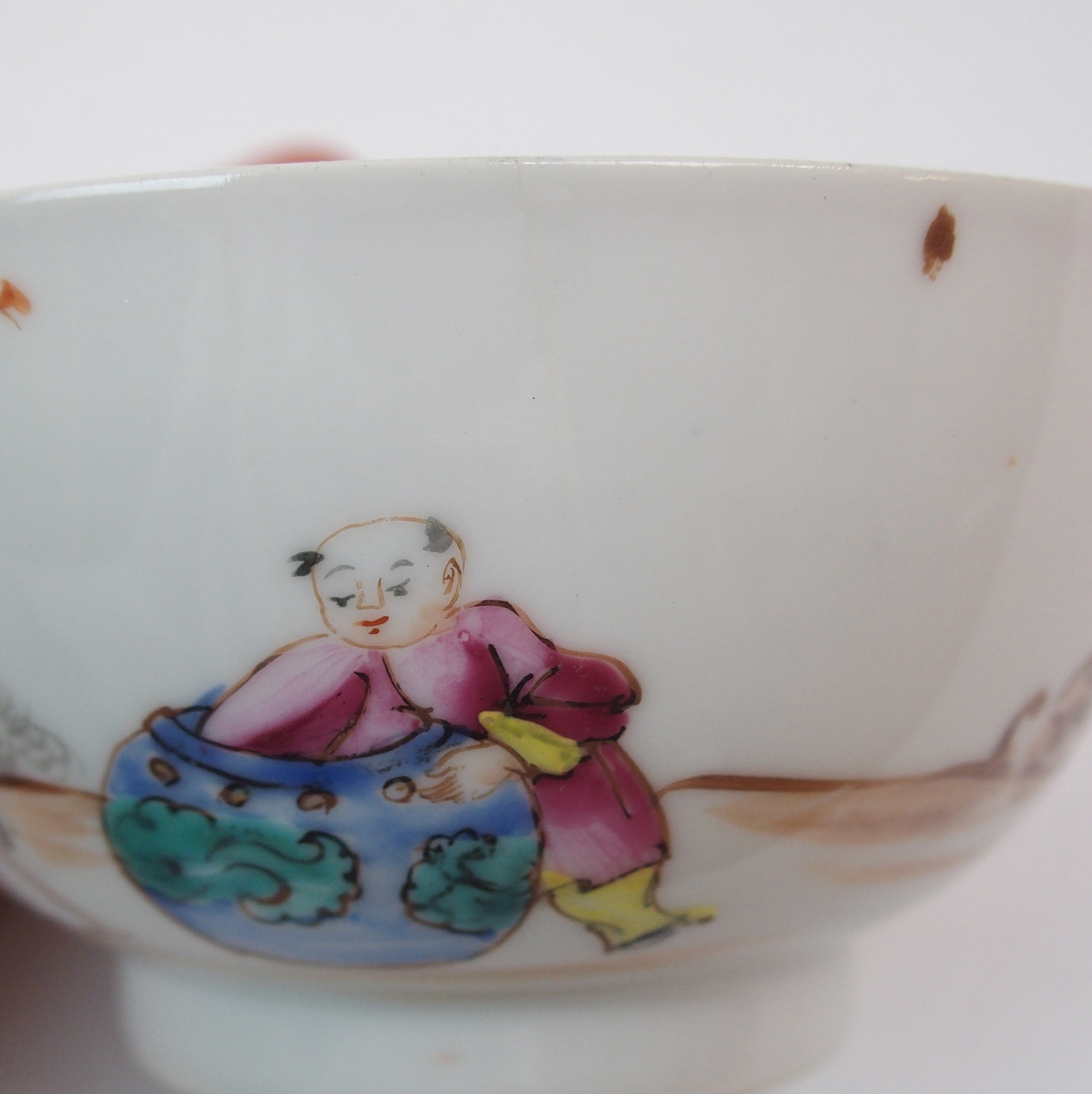 FIVE CHINESE EXPORT RICE BOWLS AND SAUCERS painted with ladies and children in garden landscapes ( - Image 25 of 27