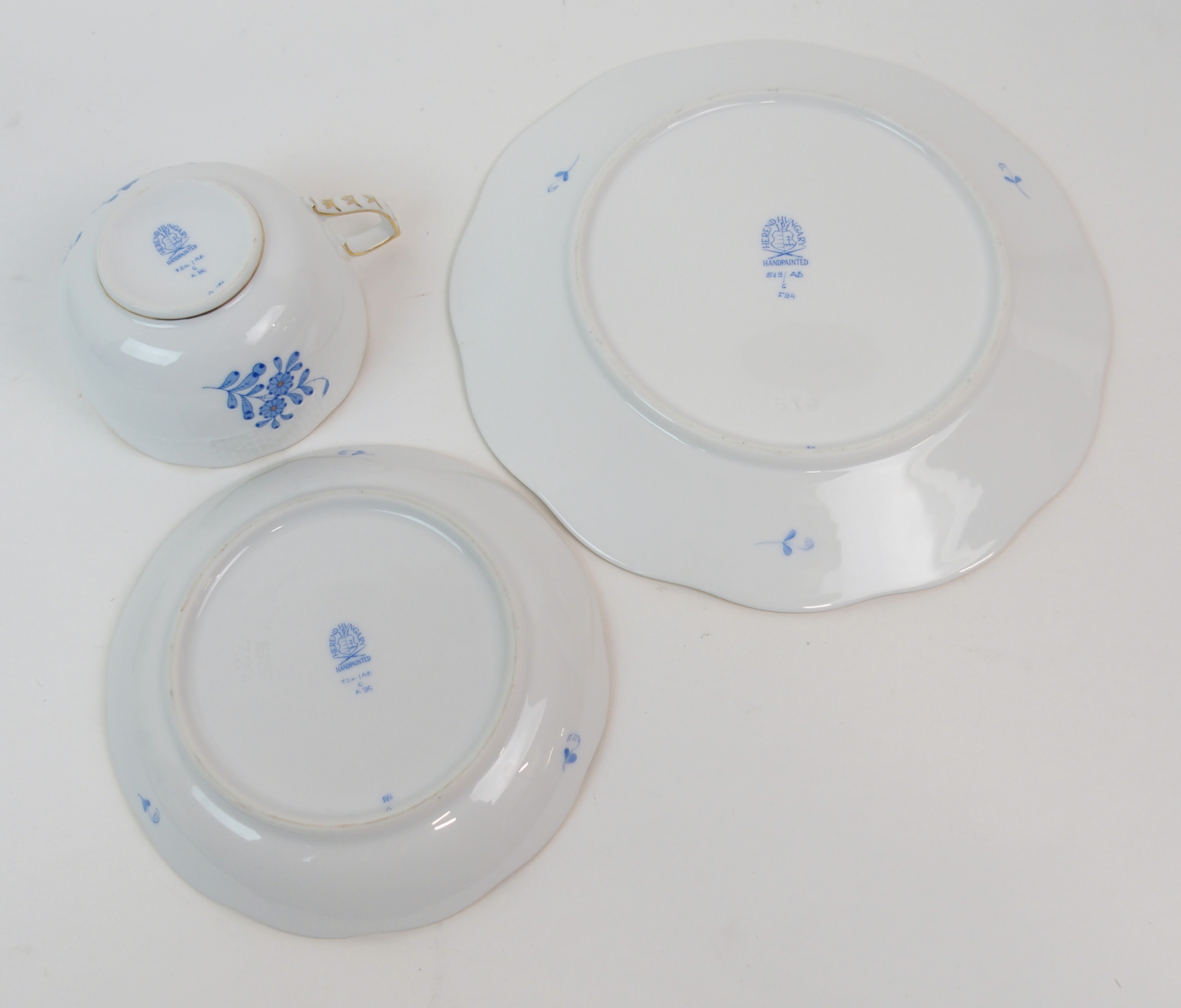 A HEREND CHINESE BOUQUET BLUE PATTERN TEASET comprising teapot, six cups, saucers, plates, milk - Image 10 of 14