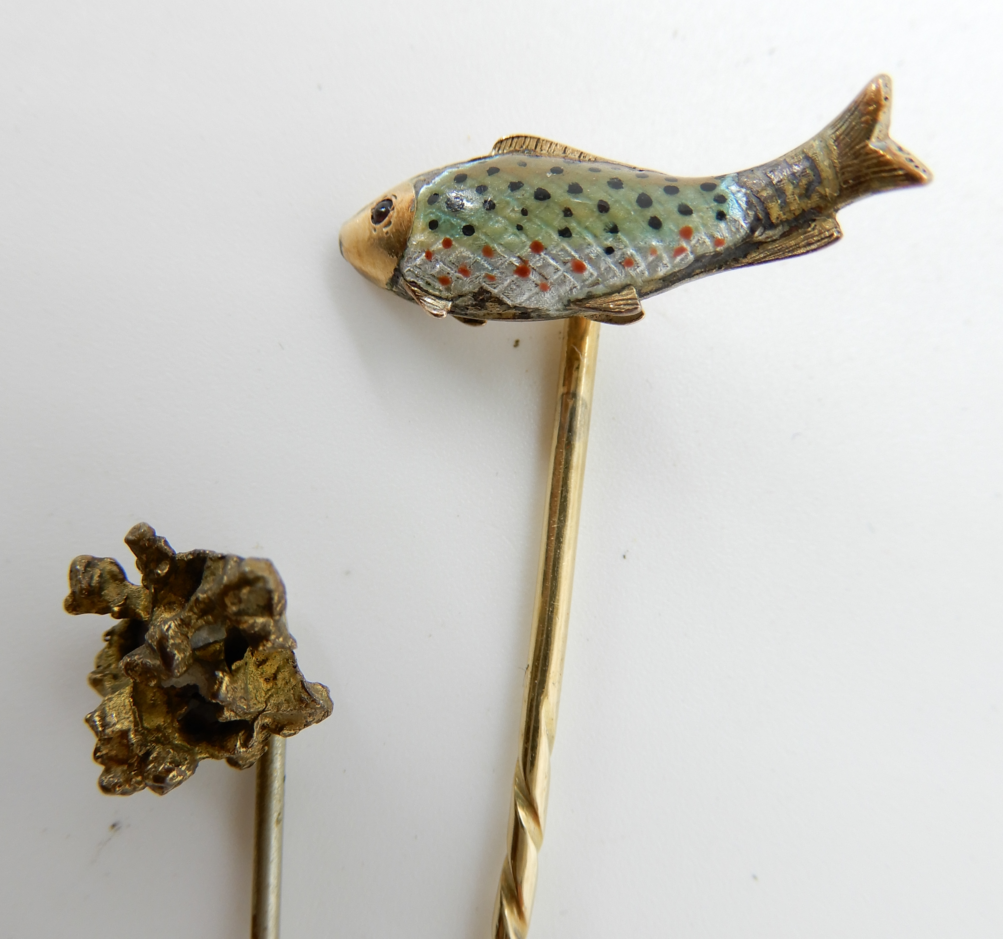 A yellow metal and enamel trout pin with ruby eye, together with a yellow metal nugget pin weight - Image 3 of 4