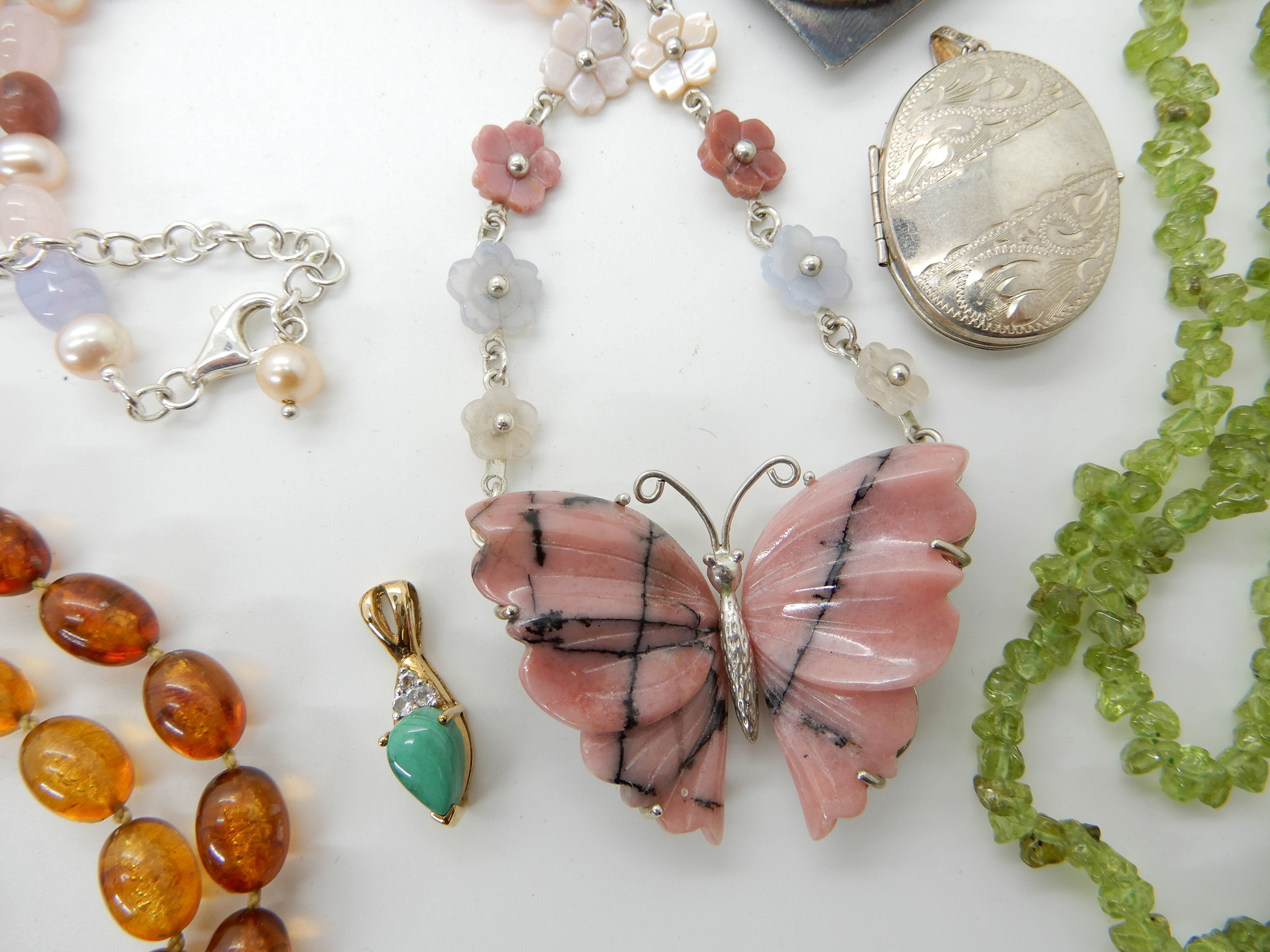A silver carved rhodonite butterfly necklace, peridot beads, a 9ct turquoise set pendant, pearls etc - Image 2 of 4