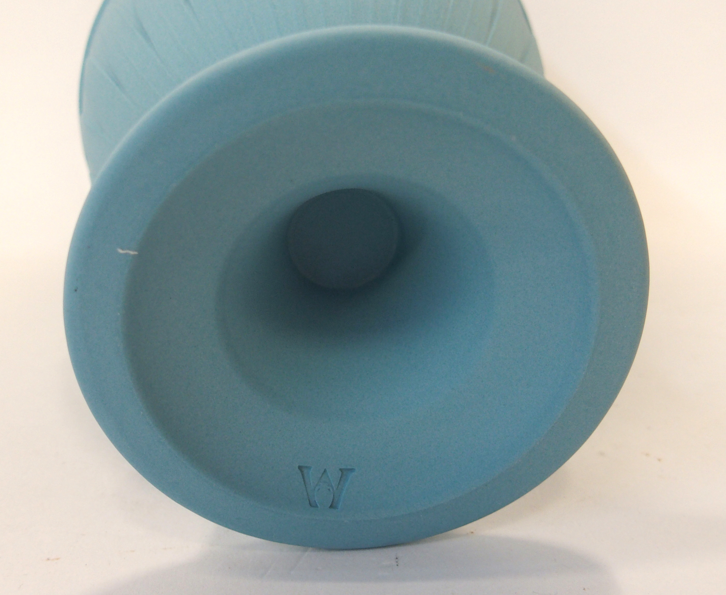 A Wedgwood classic vase, in white on turquoise, 20cm high, with box, a Portmeirion vase 'Sapphire' - Image 6 of 6