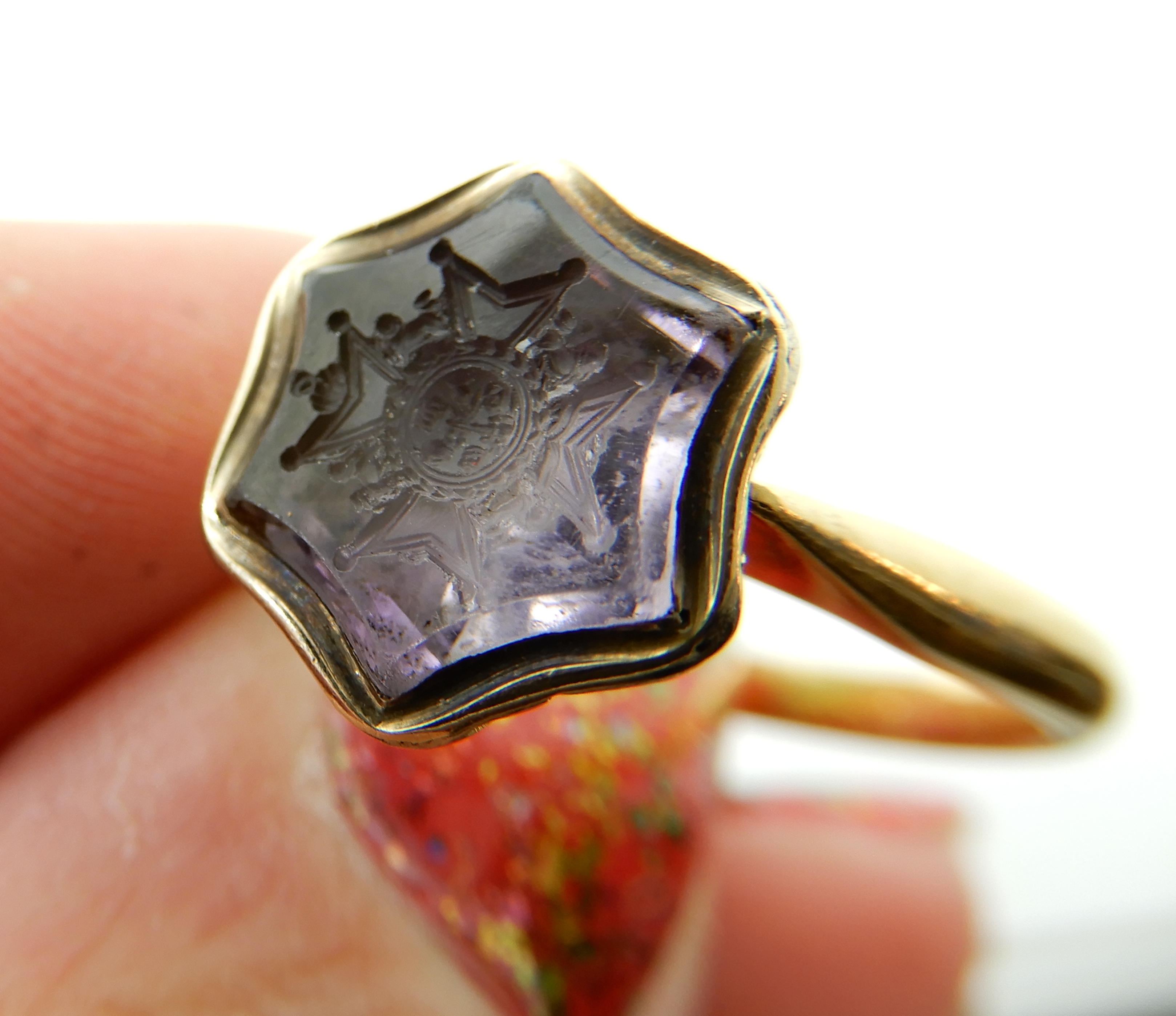 An 18ct gold intaglio engraved amethyst signet ring, carved with a Knights cross, hallmarked - Image 5 of 5