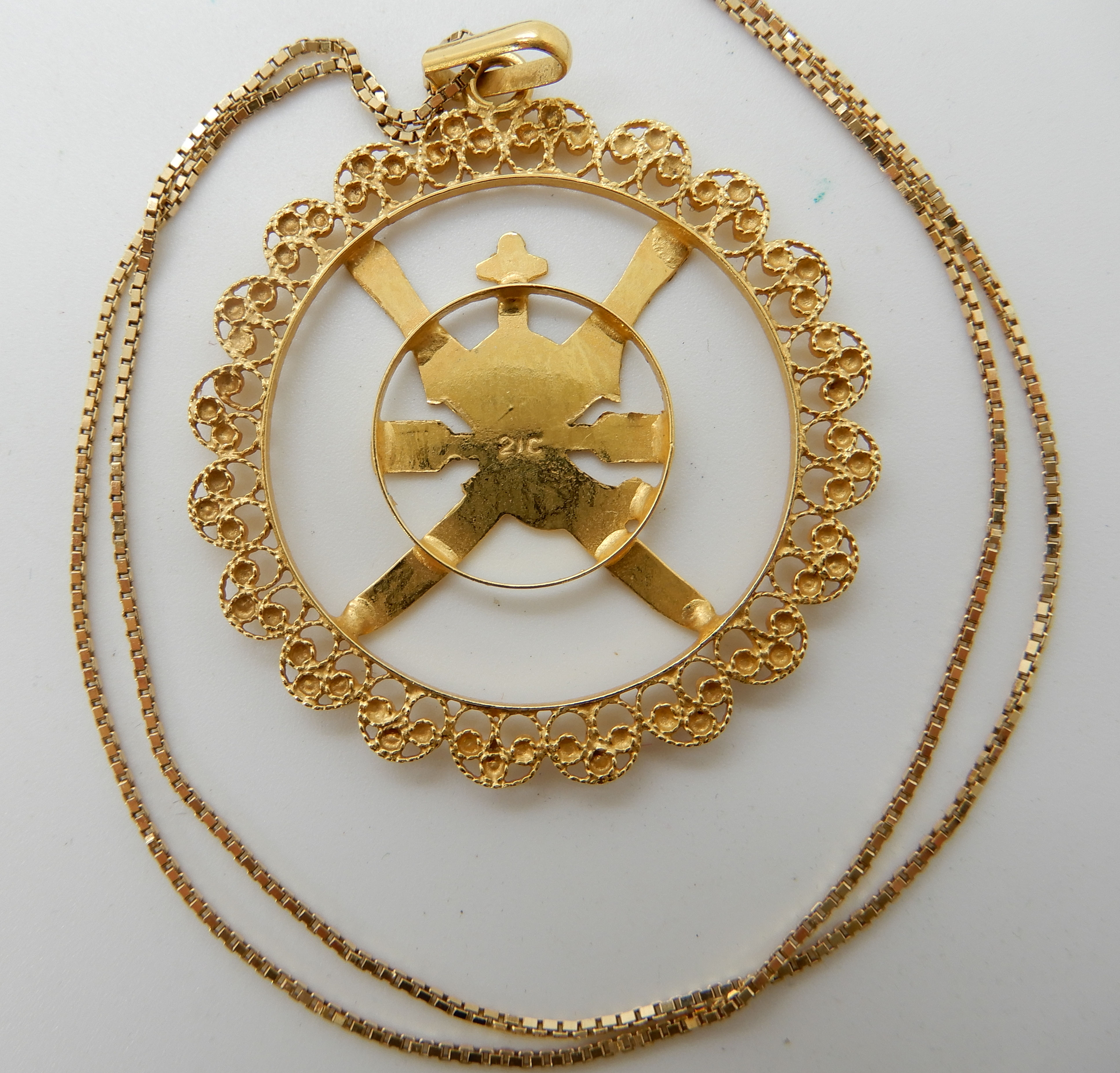 A 21k pendant depicting the National Emblem of Oman, weight 5.6gms, together with a 18ct box chain - Image 2 of 3