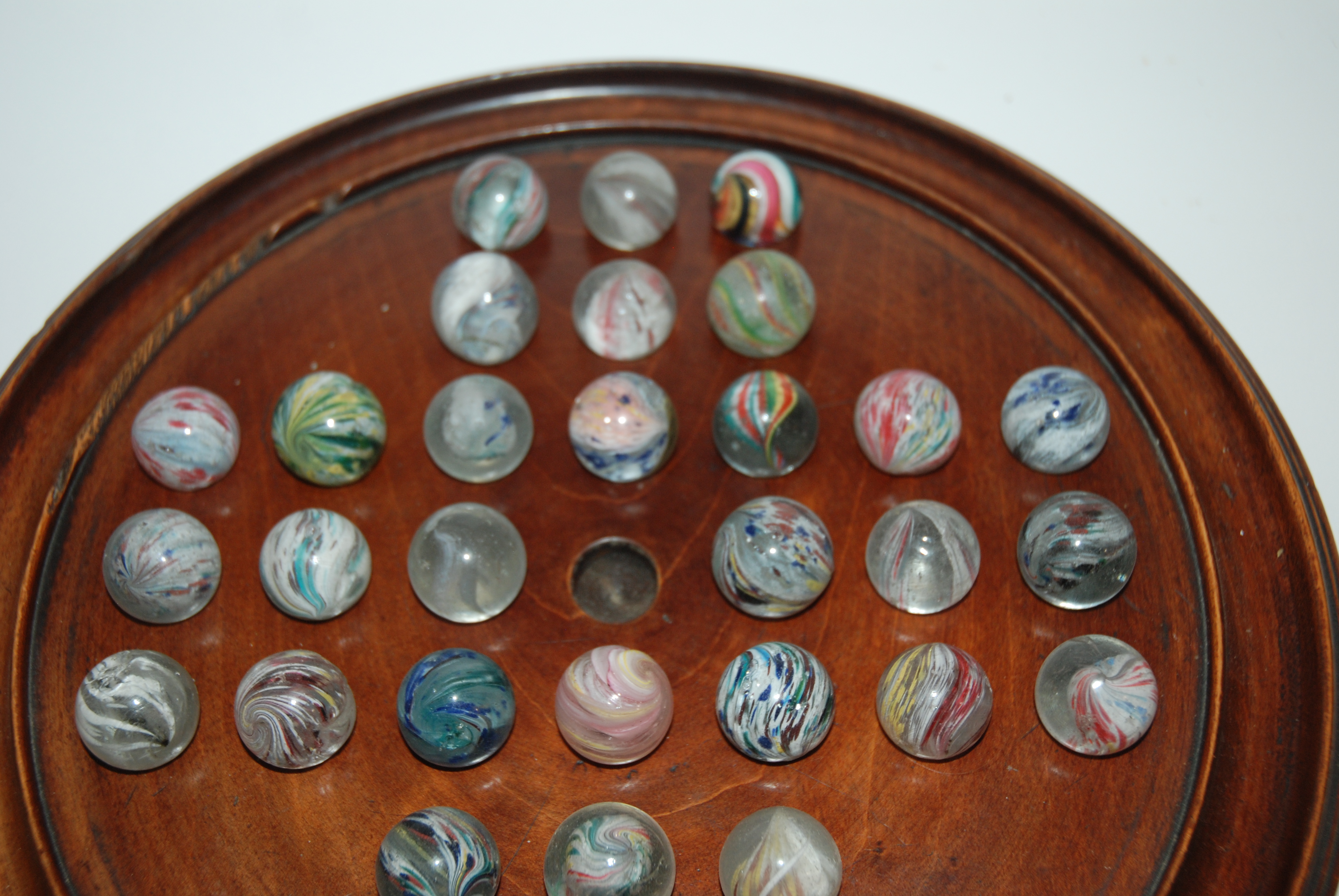 A COLLECTION OF VICTORIAN MARBLES approx 2.5cm diameter on turn wood solitaire board, 28cm - Image 3 of 3