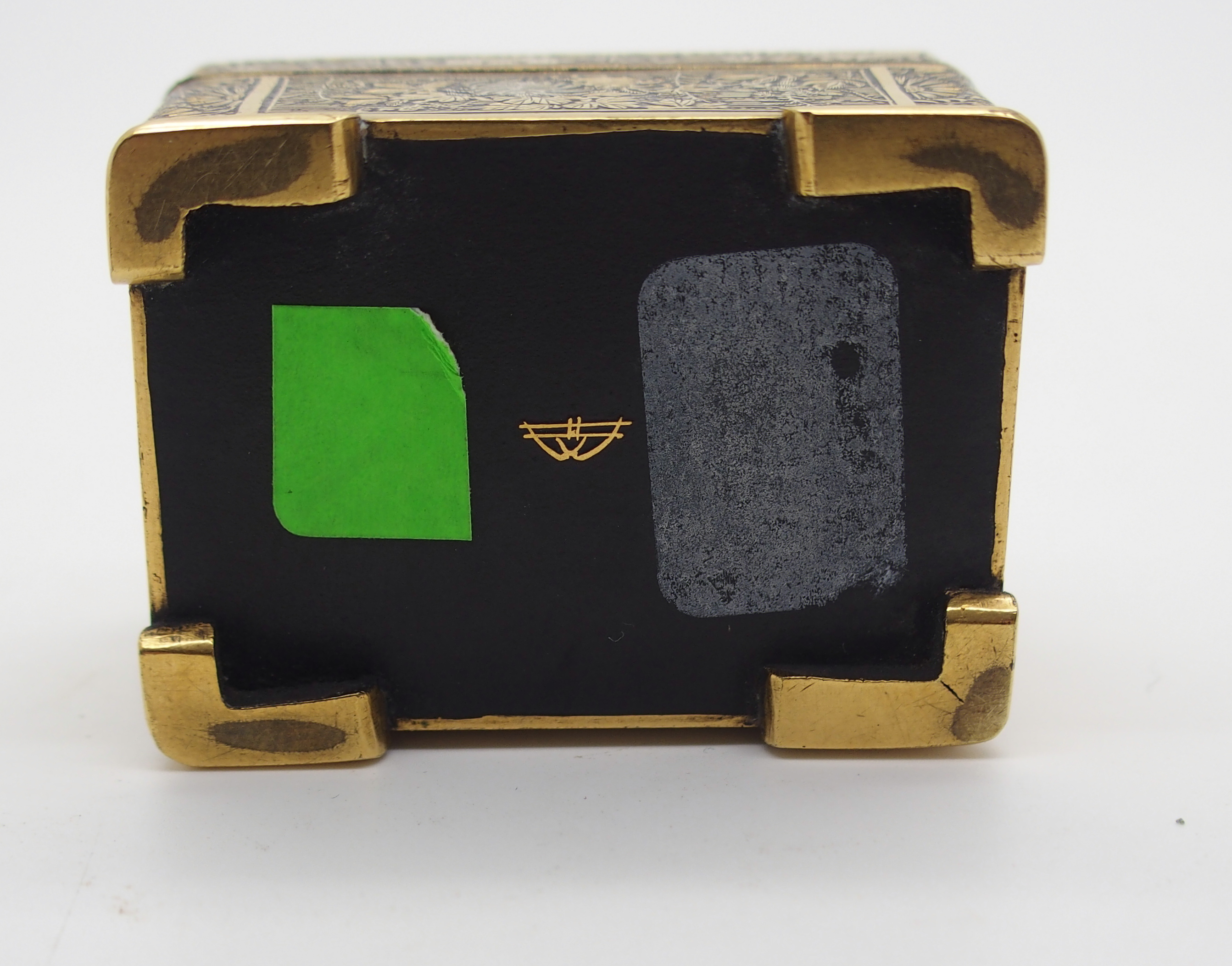 A JAPANESE KOMAI SMALL BOX the hinged cover decorated with buildings in a mountainous landscape, the - Image 7 of 9