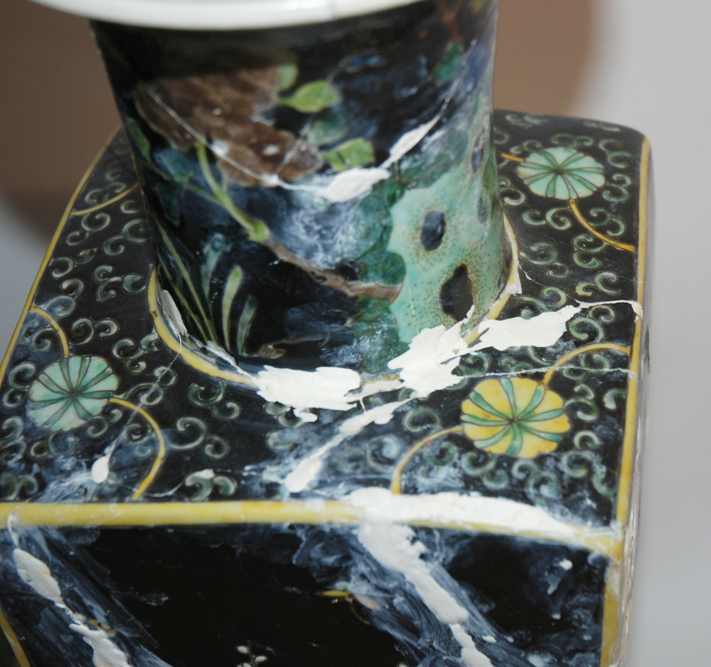 A PAIR OF CHINESE FAMILLE NOIRE SQUARE SHAPED VASES painted with storks amongst aquatic foliage, six - Image 5 of 12