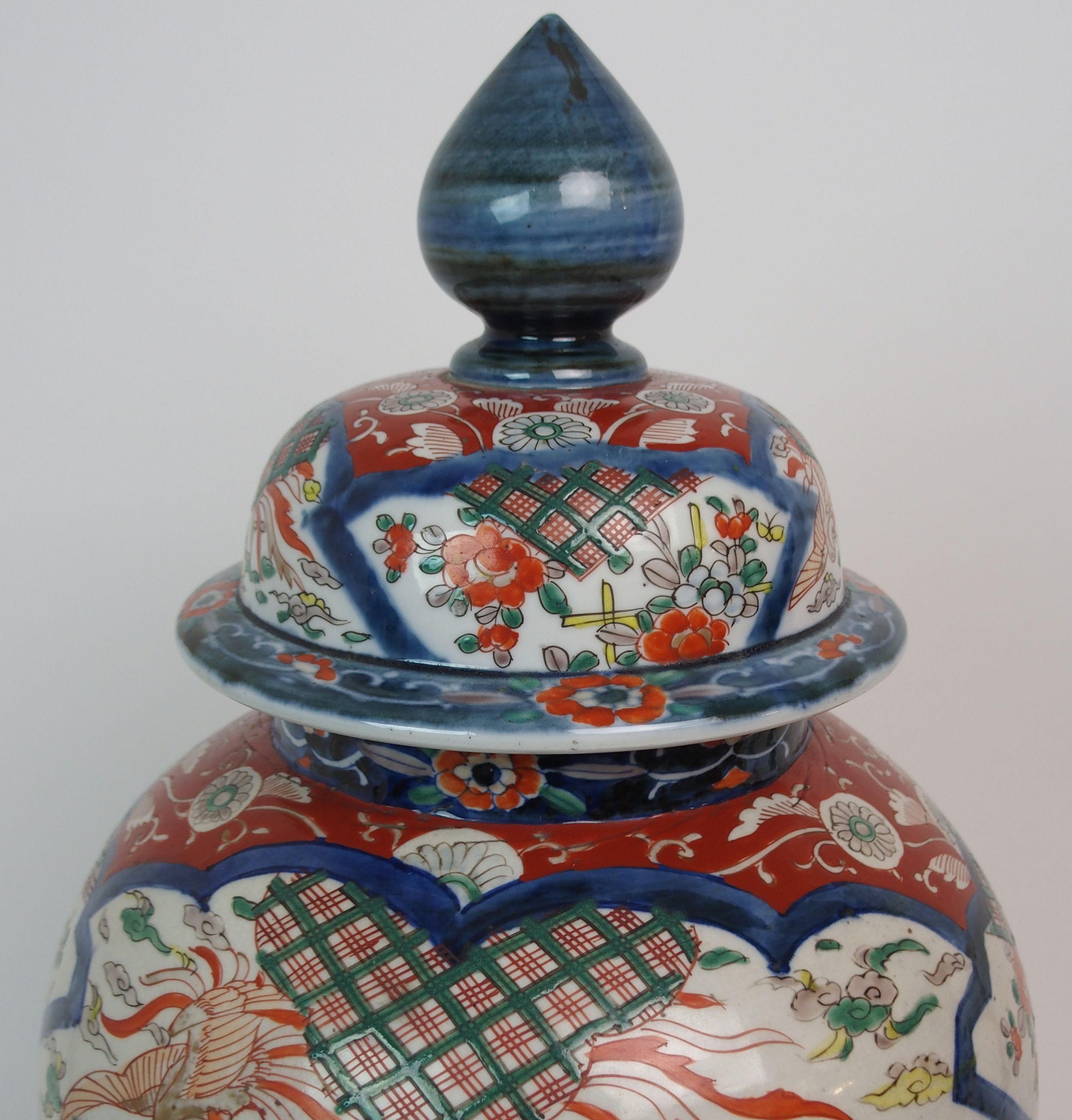 A JAPANESE IMARI BALUSTER VASE AND COVER painted with Ho-o birds, foliage and diaper within framed - Image 4 of 7