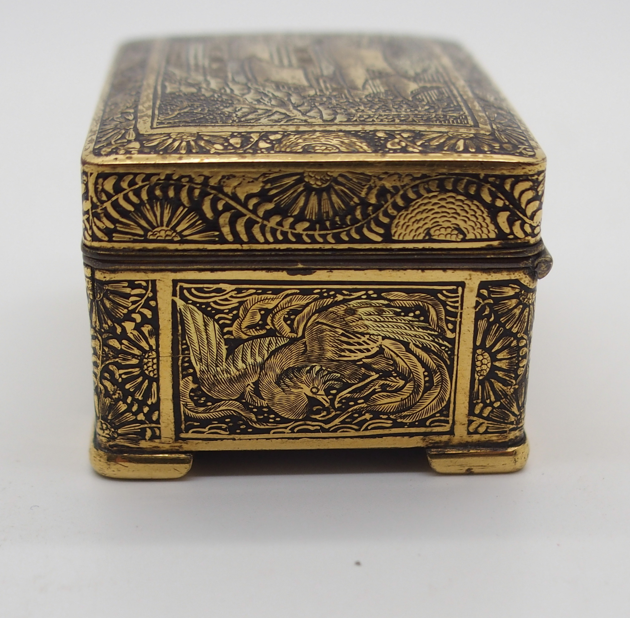 A JAPANESE KOMAI SMALL BOX the hinged cover decorated with buildings in a mountainous landscape, the - Image 4 of 9