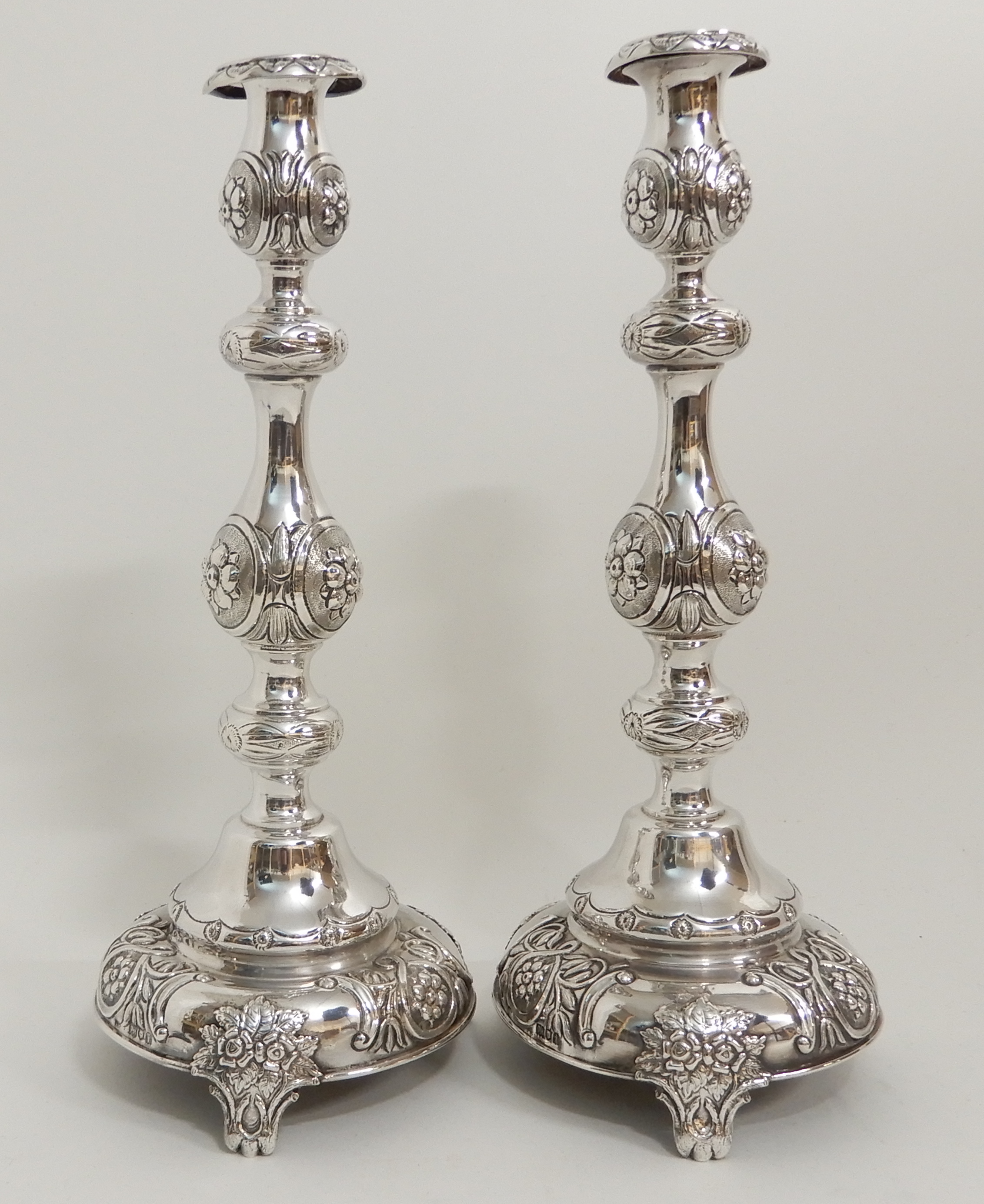 A PAIR OF VICTORIAN SILVER CANDLESTICKS by Slade & Kempton, London 1902, with removable drip pans, - Image 7 of 9