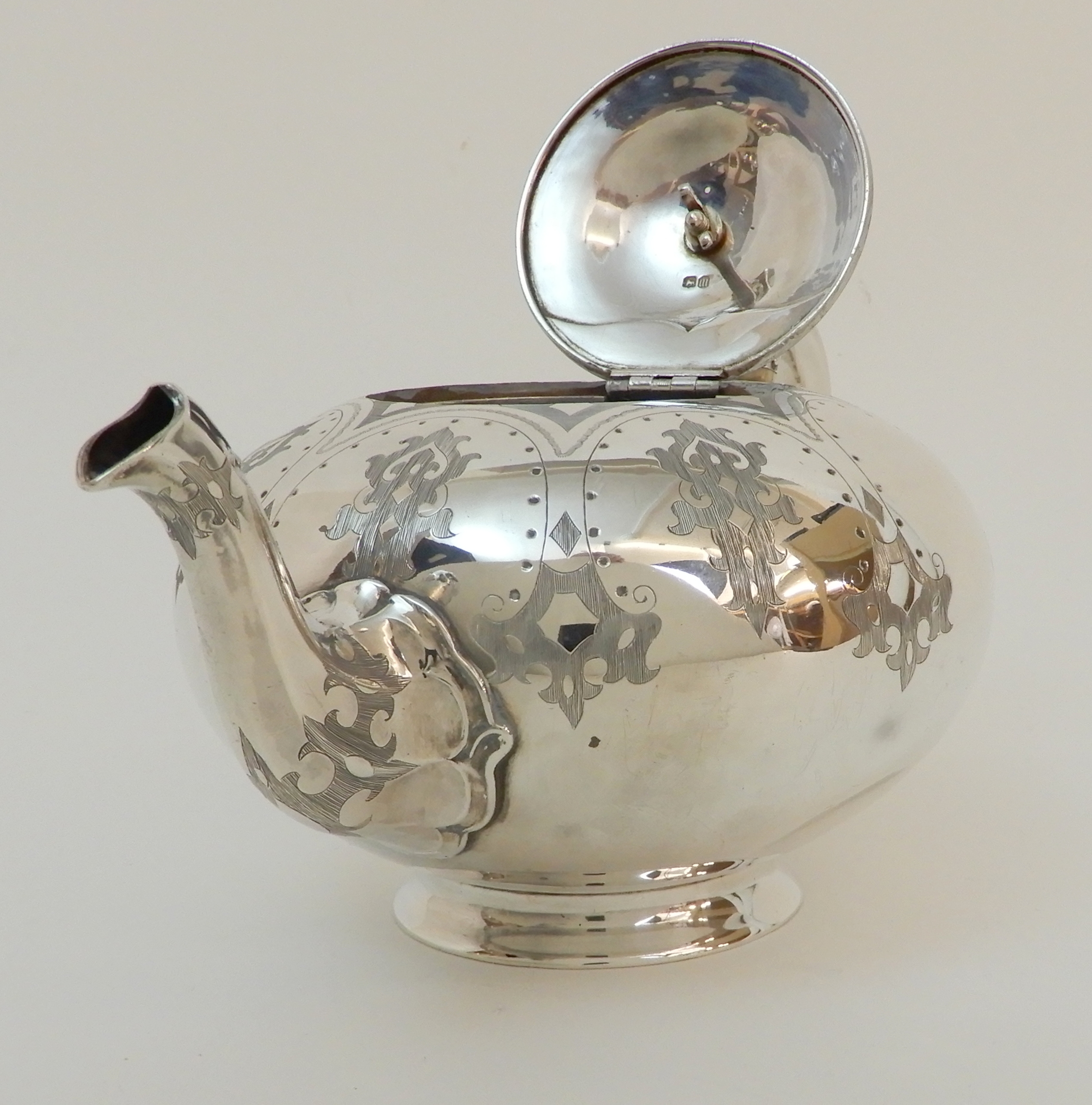 A MATCHED VICTORIAN SILVER THREE PIECE TEA SERVICE by Robert Harper, London 1867, the cream jug - Image 4 of 13