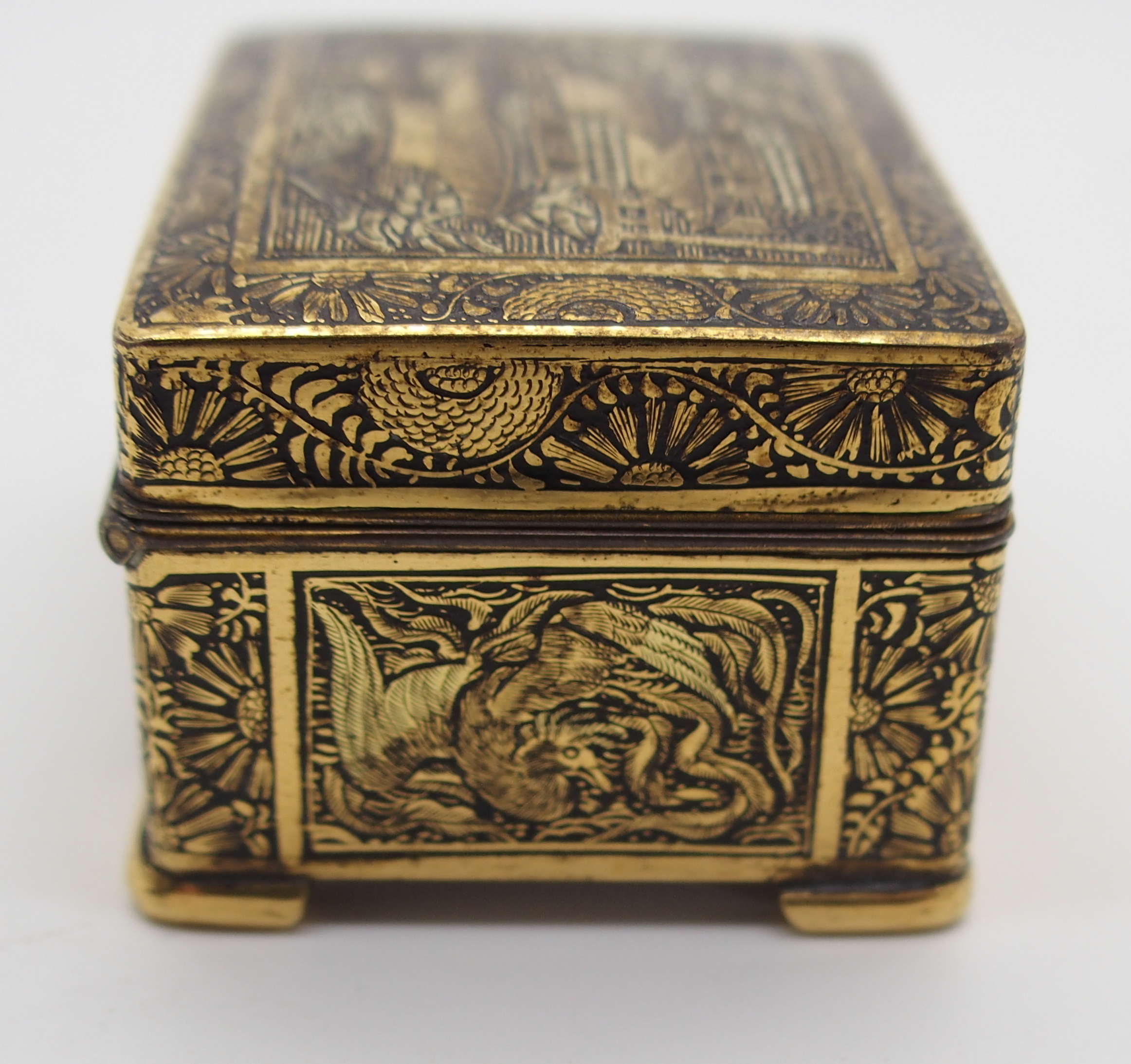 A JAPANESE KOMAI SMALL BOX the hinged cover decorated with buildings in a mountainous landscape, the - Image 6 of 9