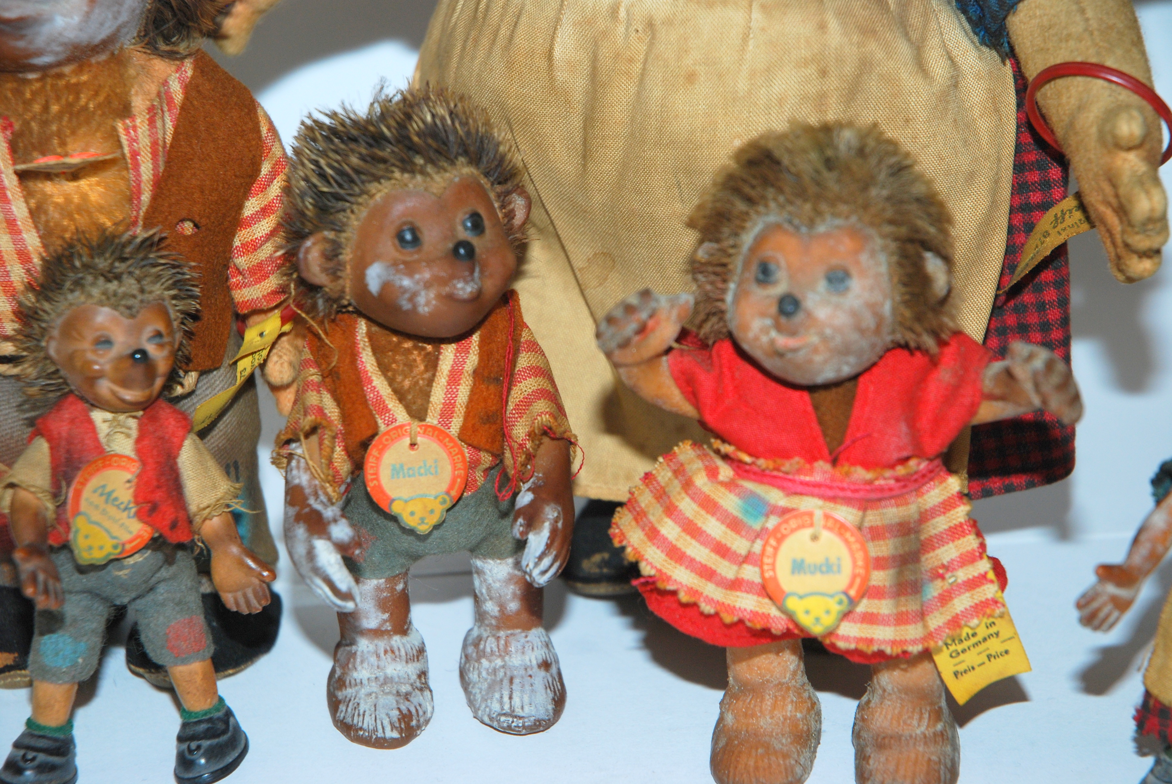 EIGHT STEIFF HEDGEHOGS FIGURES including Macki, Mucki, Mecki etc, rubber bodies with chest tags - Image 2 of 6