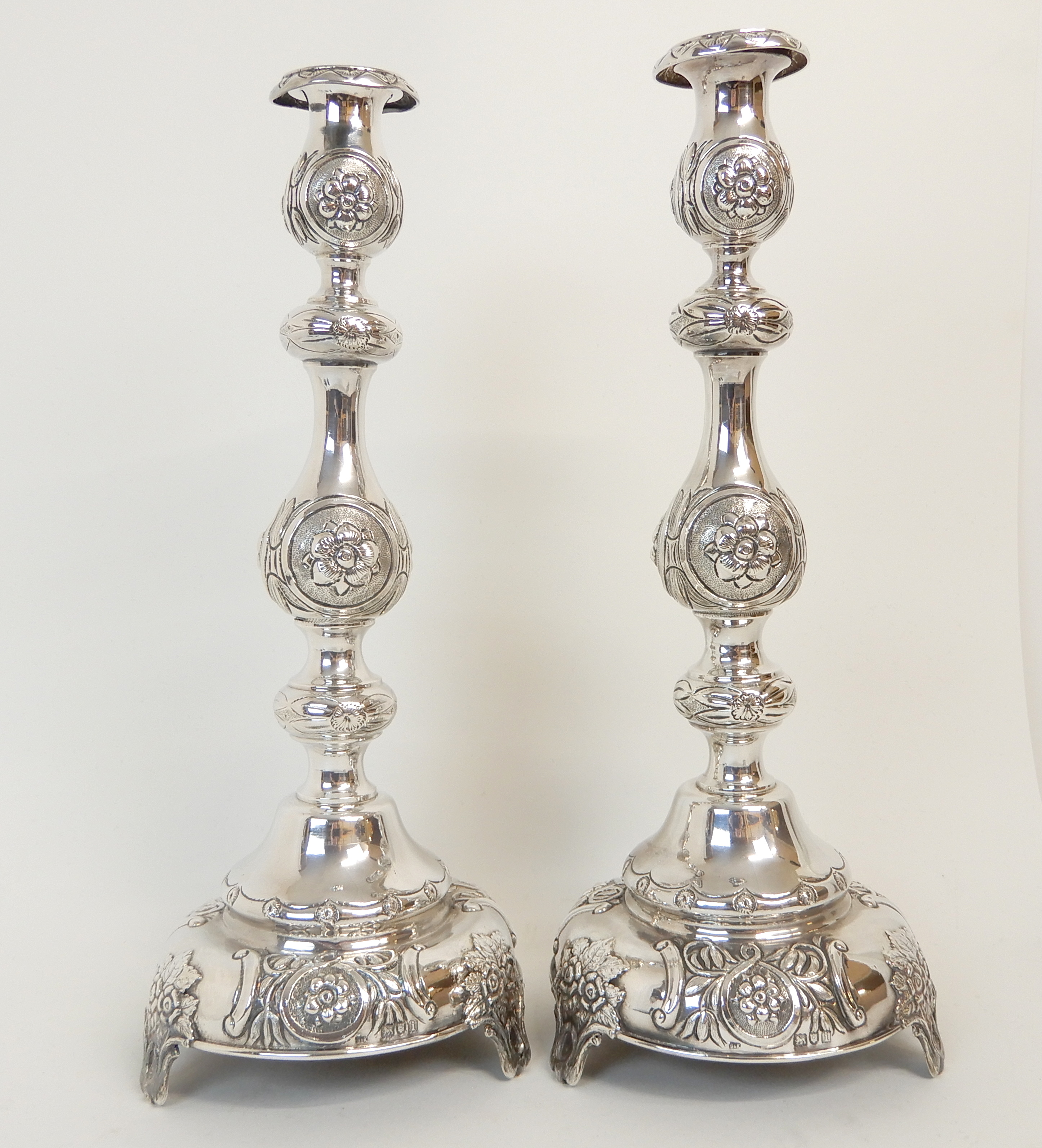 A PAIR OF VICTORIAN SILVER CANDLESTICKS by Slade & Kempton, London 1902, with removable drip pans, - Image 2 of 9