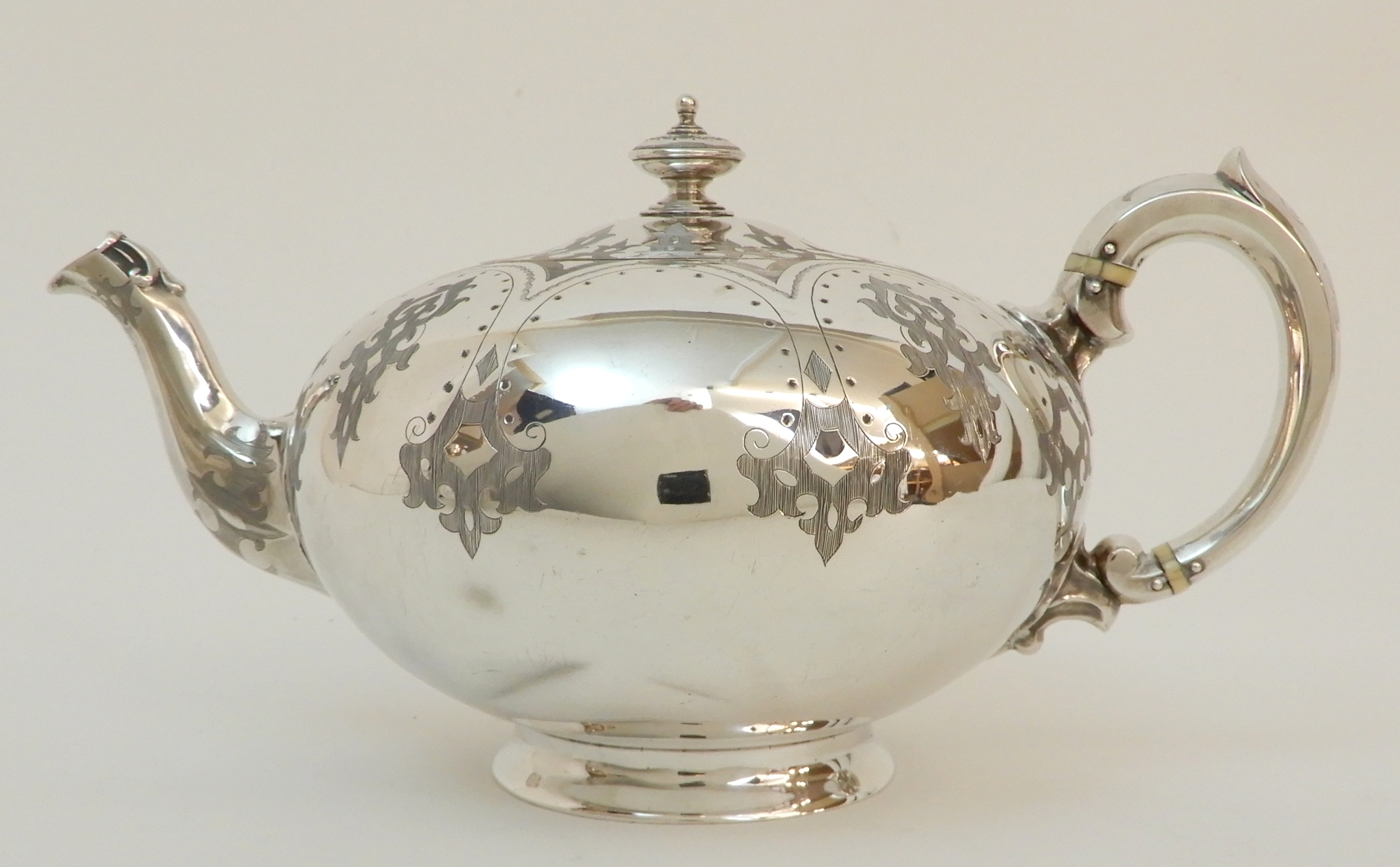 A MATCHED VICTORIAN SILVER THREE PIECE TEA SERVICE by Robert Harper, London 1867, the cream jug - Image 3 of 13