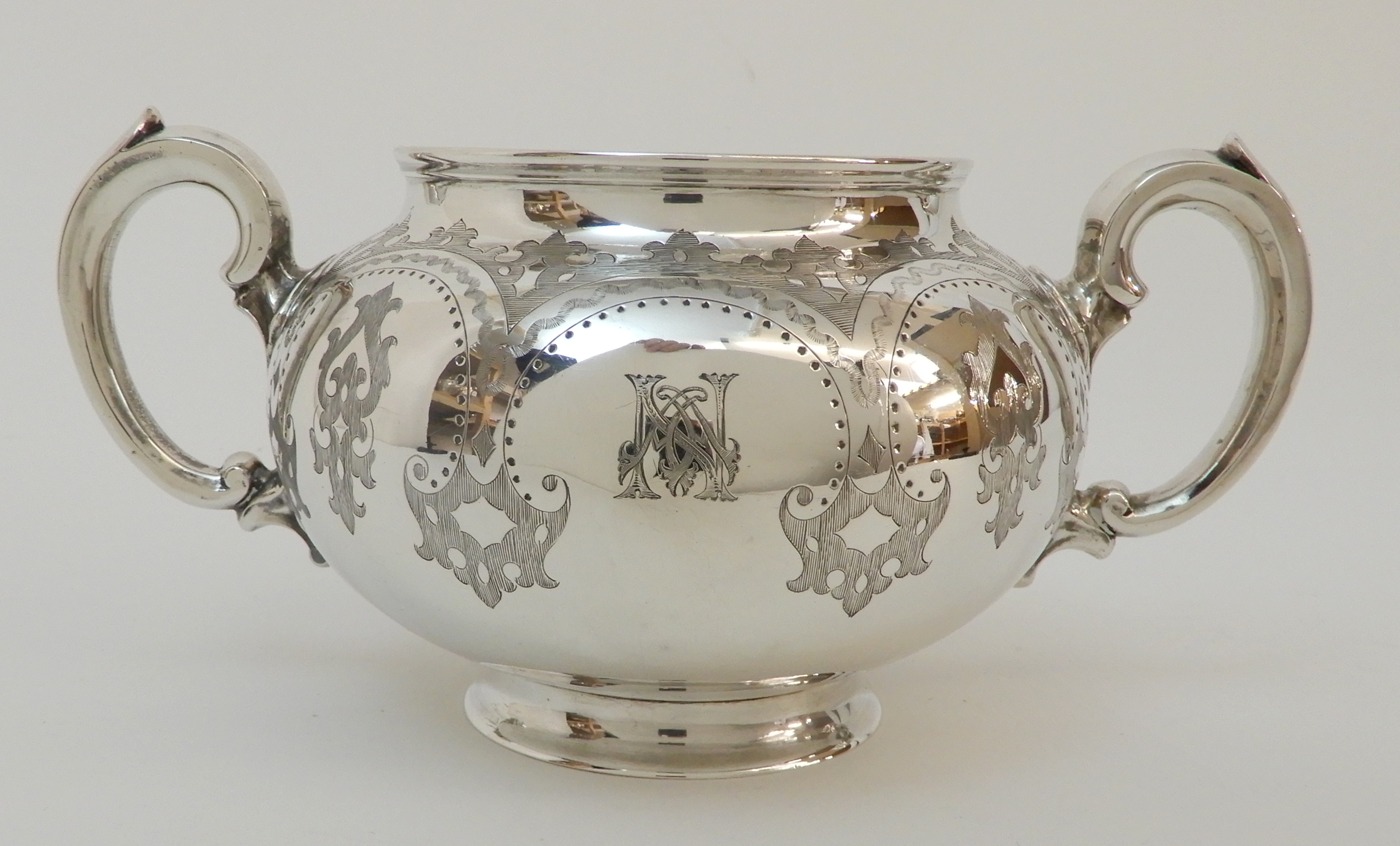 A MATCHED VICTORIAN SILVER THREE PIECE TEA SERVICE by Robert Harper, London 1867, the cream jug - Image 9 of 13