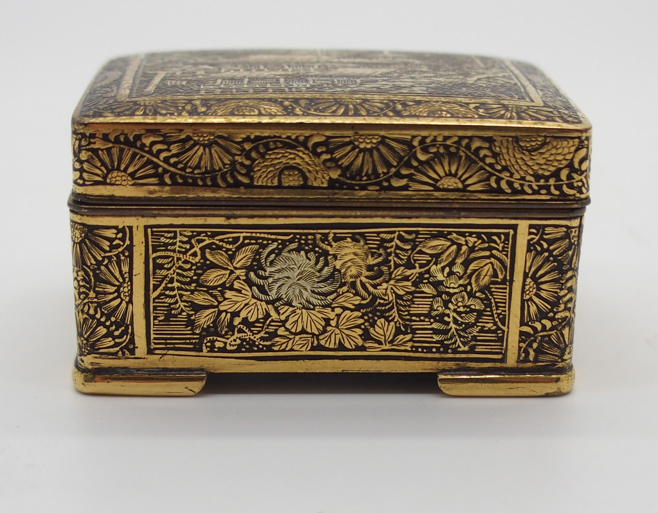 A JAPANESE KOMAI SMALL BOX the hinged cover decorated with buildings in a mountainous landscape, the - Image 3 of 9