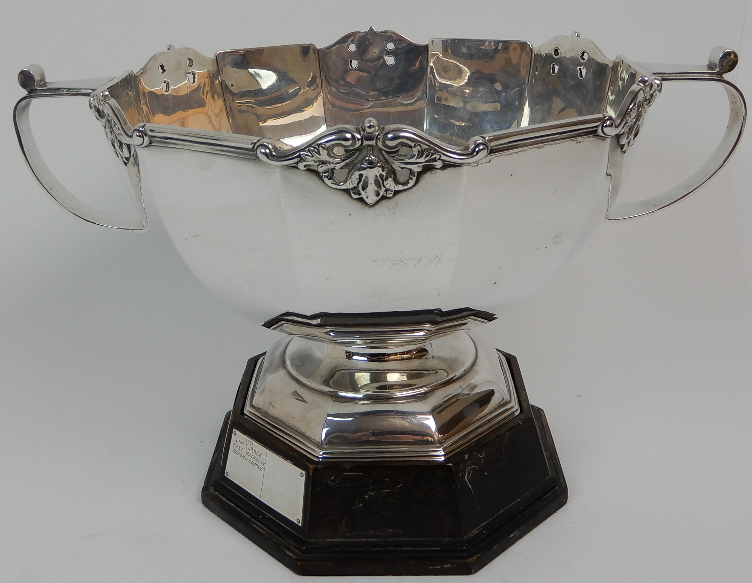 A SILVER TROPHY PUNCH BOWL by Carrington & Company, London 1911, of dodecagon form with six - Image 6 of 15