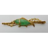 A 22CT CHINESE GOLD HARDSTONE FISH AMONG WEEDS BROOCH stamped with the makers mark NY, 22 and