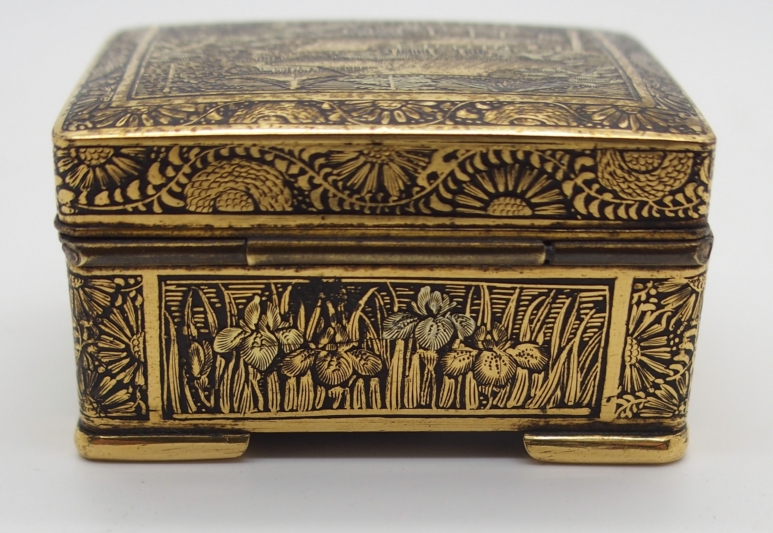 A JAPANESE KOMAI SMALL BOX the hinged cover decorated with buildings in a mountainous landscape, the - Image 5 of 9