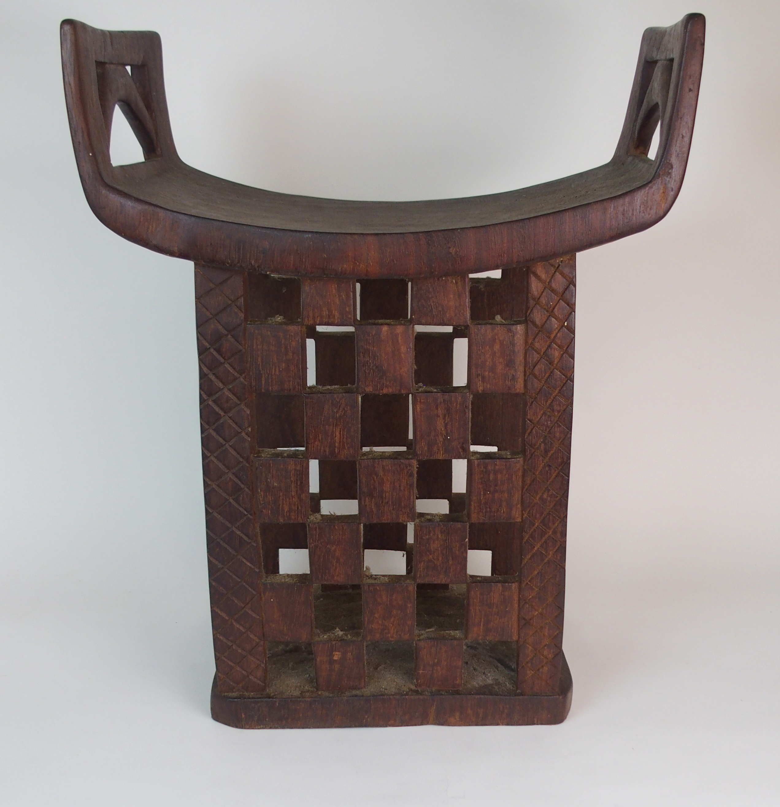 *WITHDRAWN* AN AFRICAN TRIBAL HARDWOOD CIRCULAR TABLE with deep carved rim above a pair of curved - Image 4 of 8