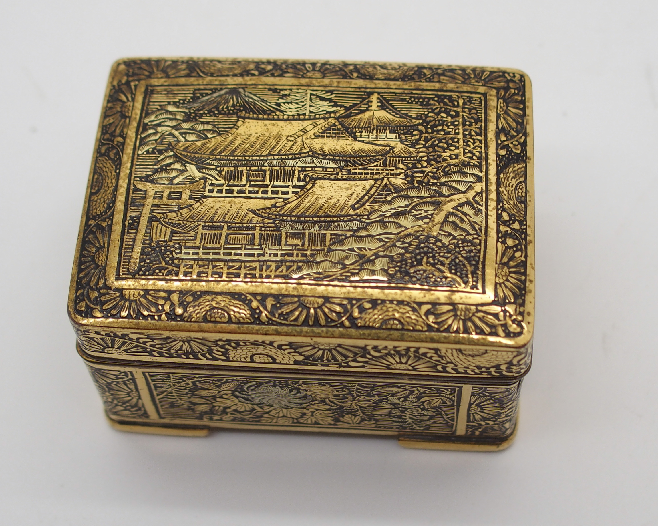 A JAPANESE KOMAI SMALL BOX the hinged cover decorated with buildings in a mountainous landscape, the - Image 2 of 9