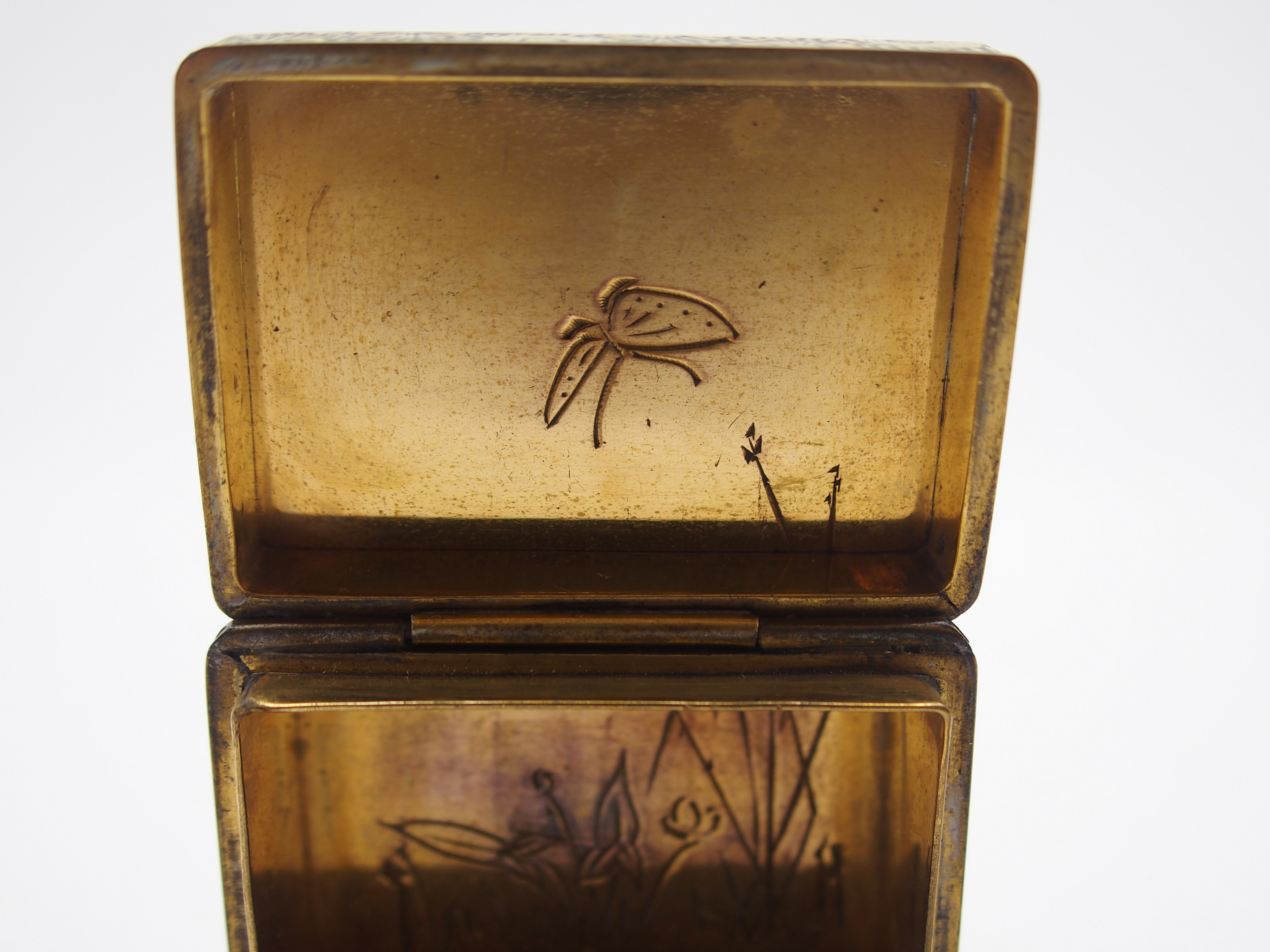 A JAPANESE KOMAI SMALL BOX the hinged cover decorated with buildings in a mountainous landscape, the - Image 8 of 9