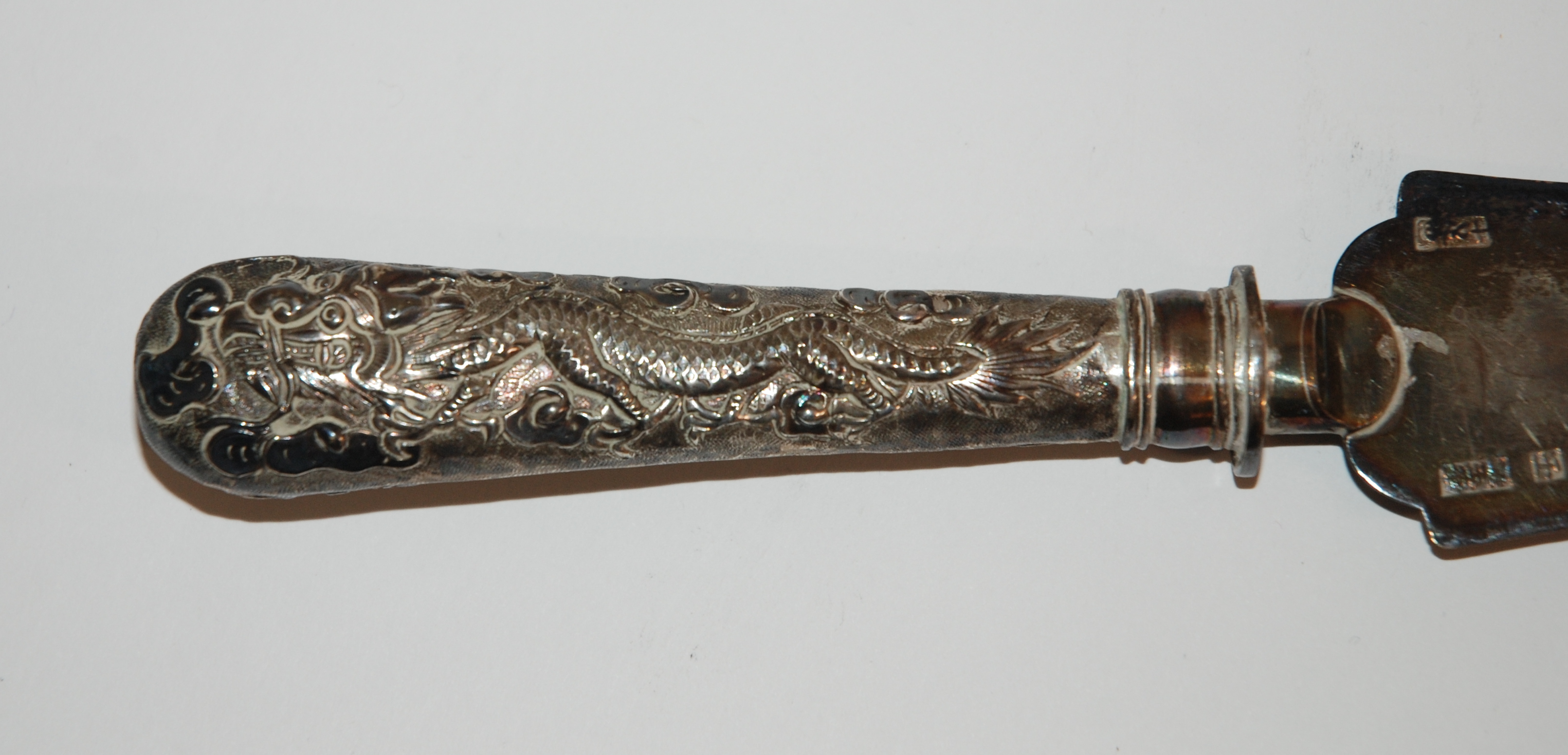 A CHINESE SILVER LETTER OPENER decorated with dragons, 21.6 grams, overall, 27.5cm long, two one - Image 4 of 6