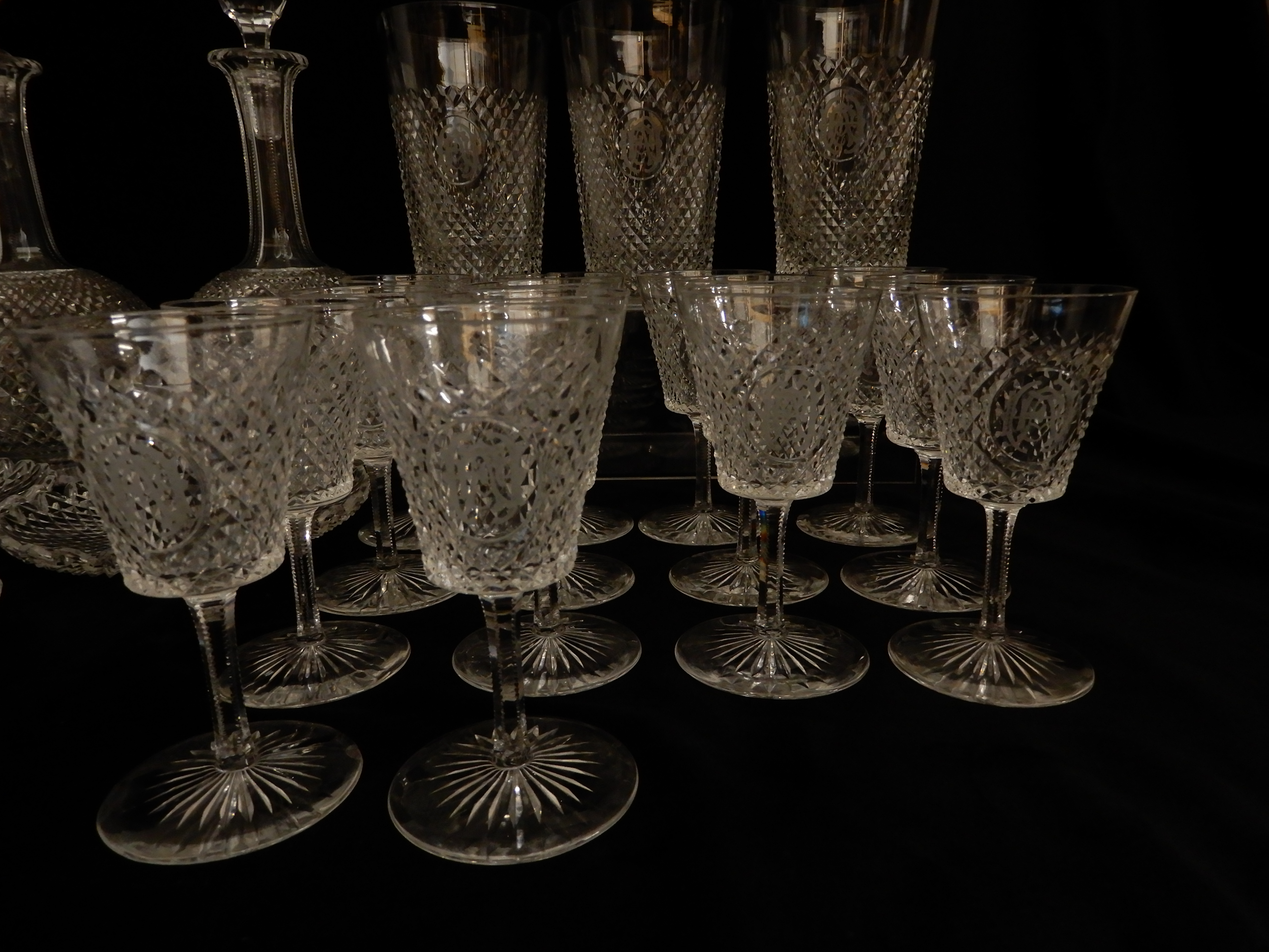 A SUITE OF LATE 19TH CENTURY DIAMOND CUT CRYSTAL comprising six large tumblers, 14.5cm high, fifteen - Image 17 of 24