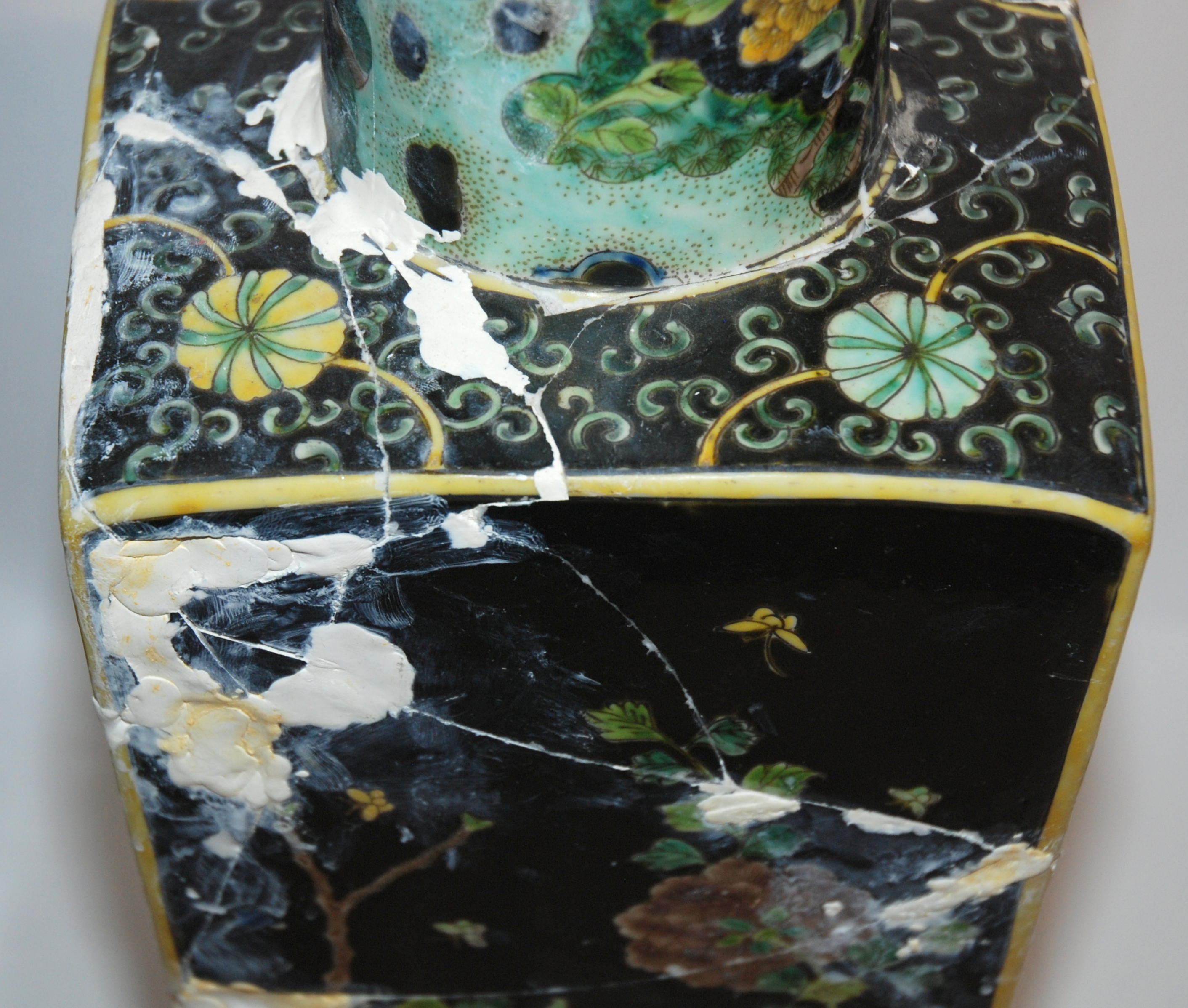 A PAIR OF CHINESE FAMILLE NOIRE SQUARE SHAPED VASES painted with storks amongst aquatic foliage, six - Image 6 of 12