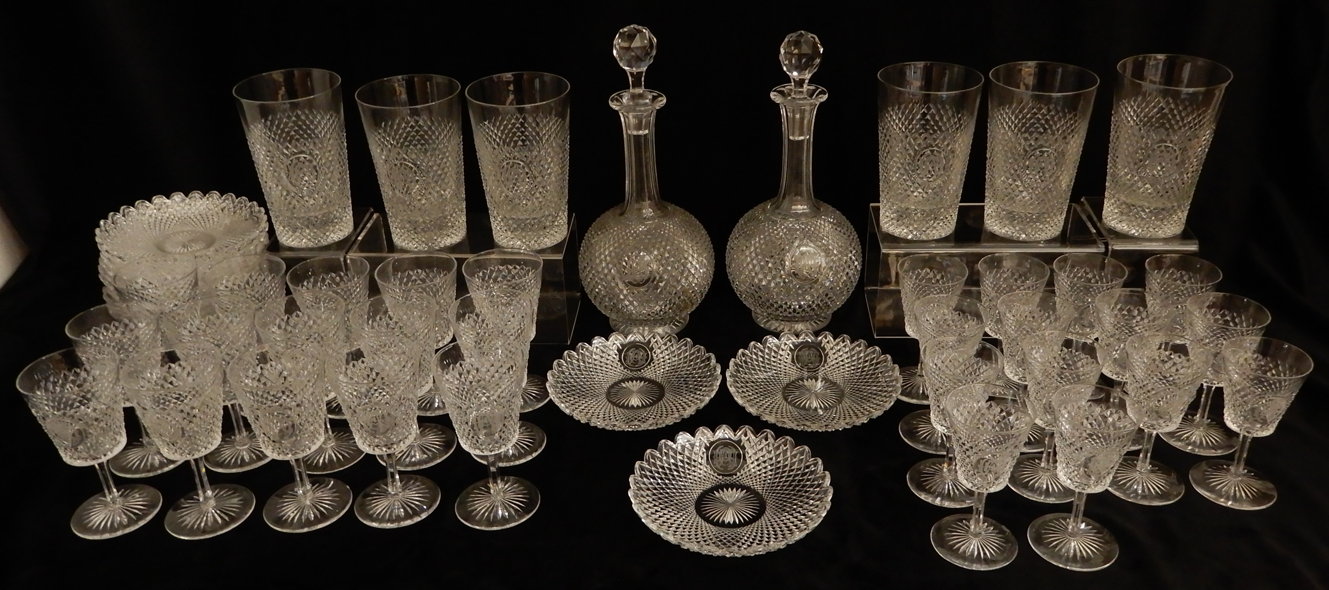 A SUITE OF LATE 19TH CENTURY DIAMOND CUT CRYSTAL comprising six large tumblers, 14.5cm high, fifteen - Image 16 of 24