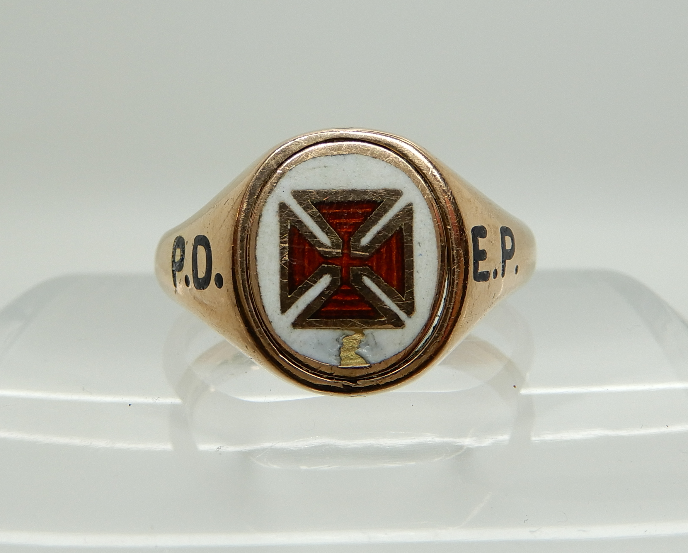 A 9ct gold Masonic knights Templar swivel signet ring, size W, weight 7.1gms Condition Report: