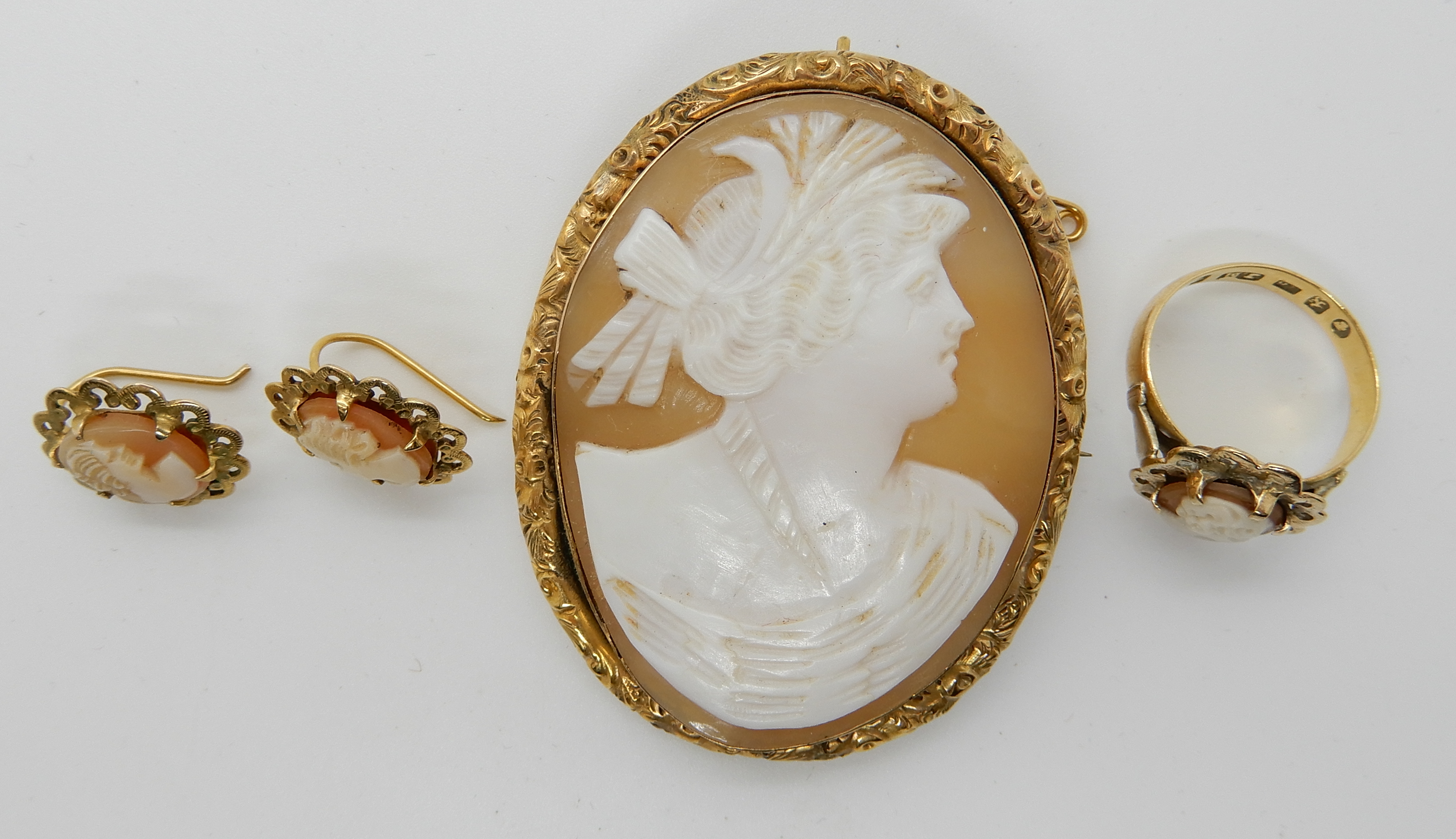 A 9ct gold mounted shell cameo brooch, together with an 18ct gold cameo ring, (head in 9ct) with - Image 2 of 2