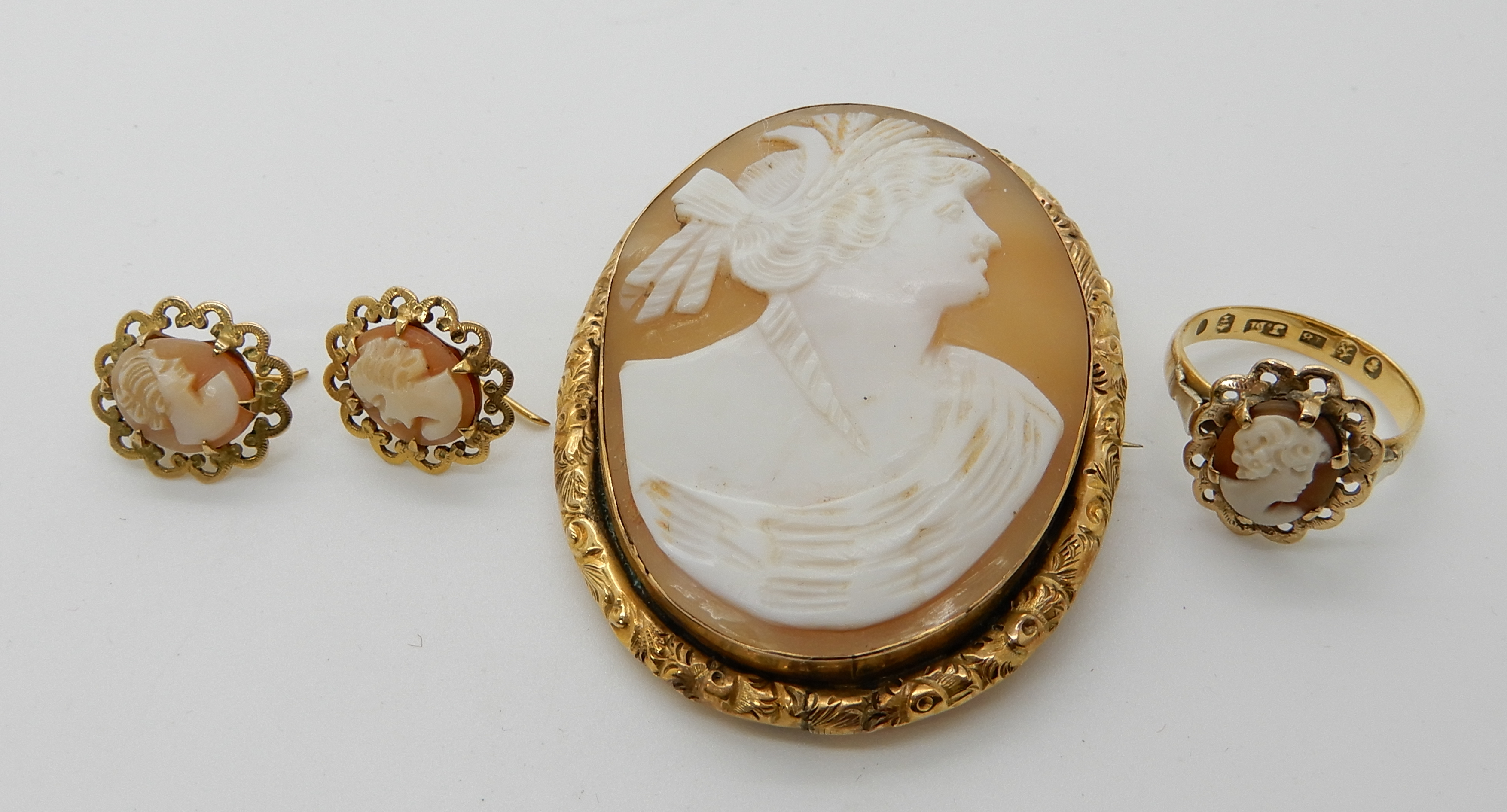 A 9ct gold mounted shell cameo brooch, together with an 18ct gold cameo ring, (head in 9ct) with