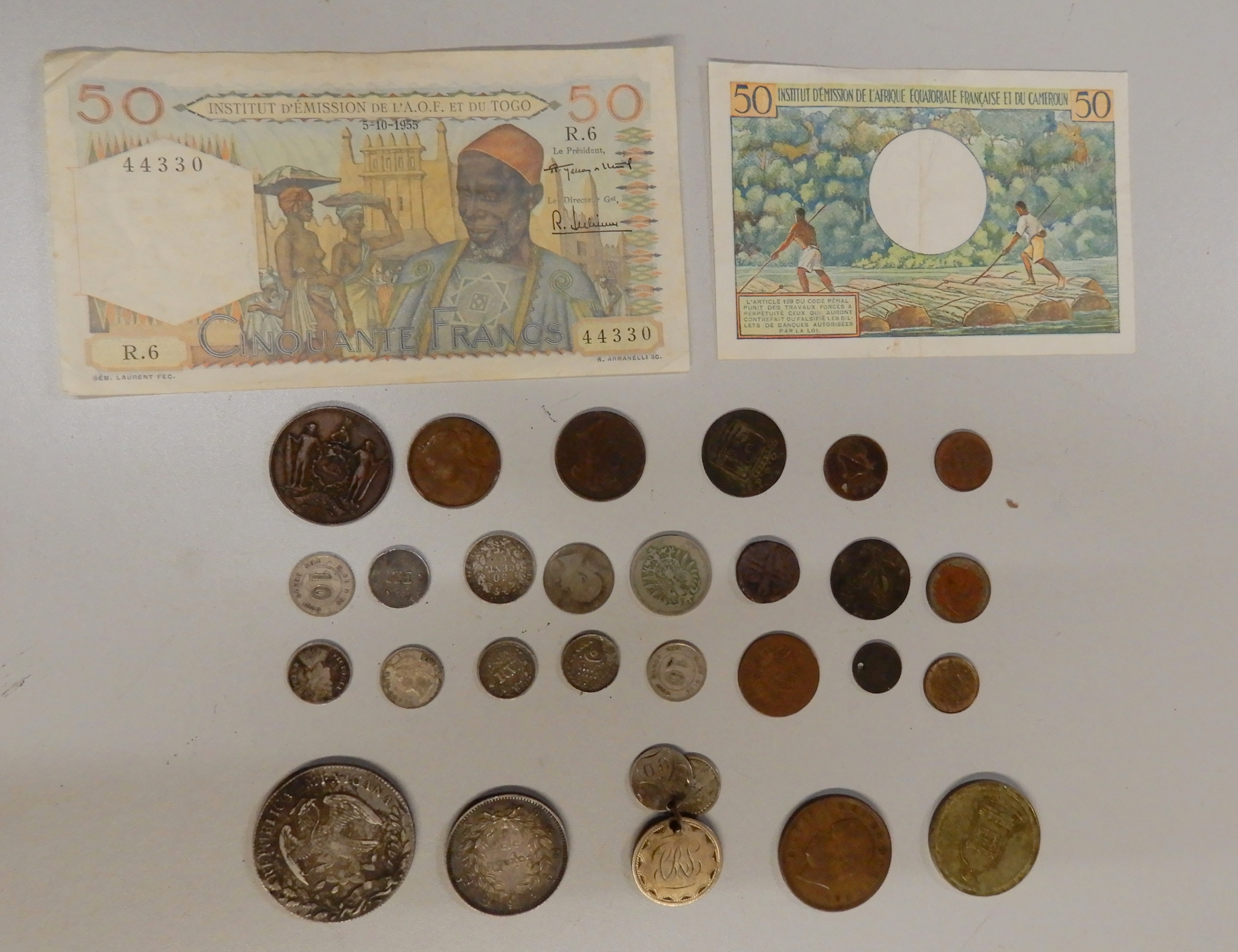 A quantity of commemorative crowns, foreign coins, first decimal coin sets, two foreign banknotes, - Image 5 of 9