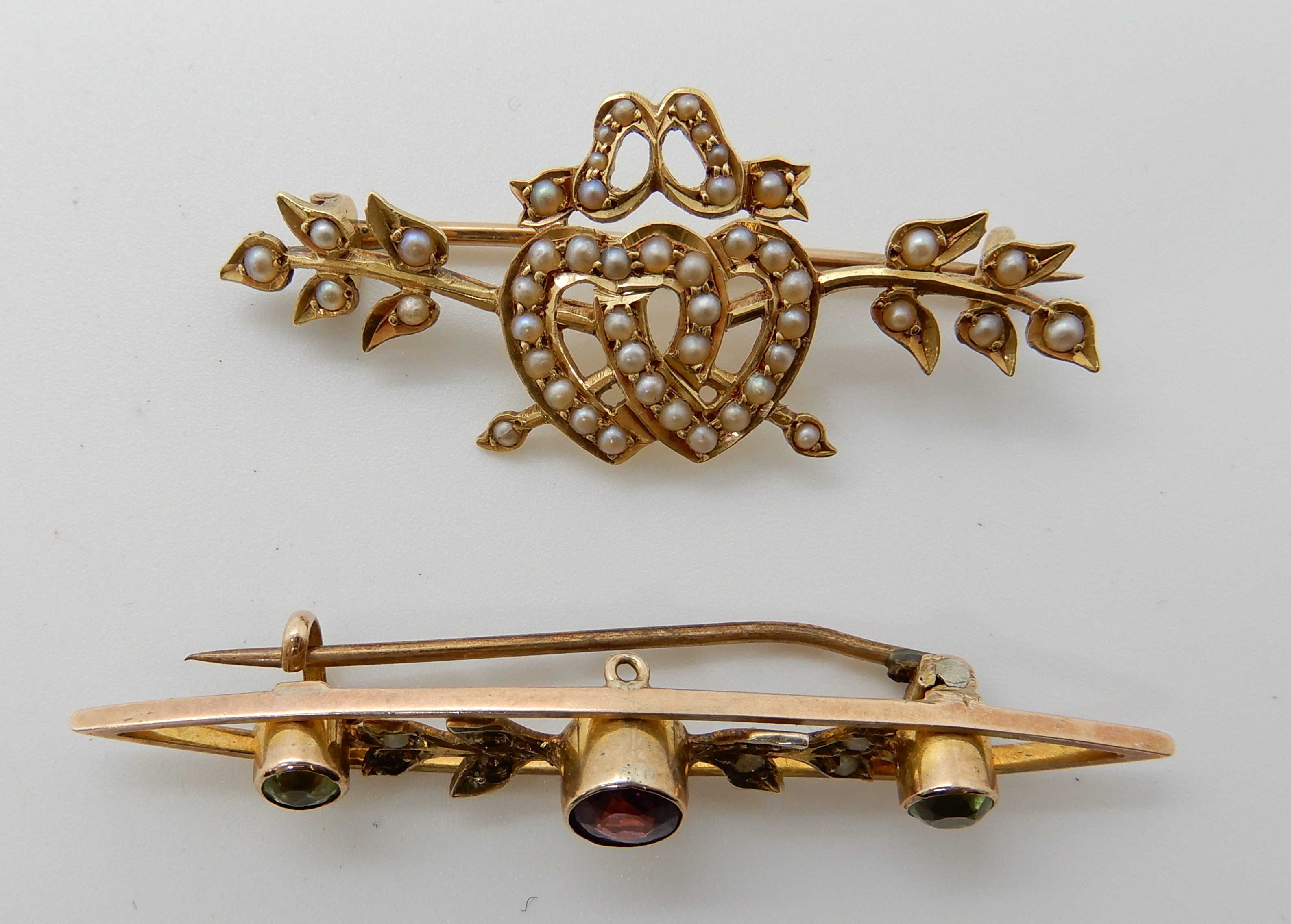 A bright yellow metal pearl set brooch with double heart motif and a 9ct gold peridot and garnet - Image 2 of 2