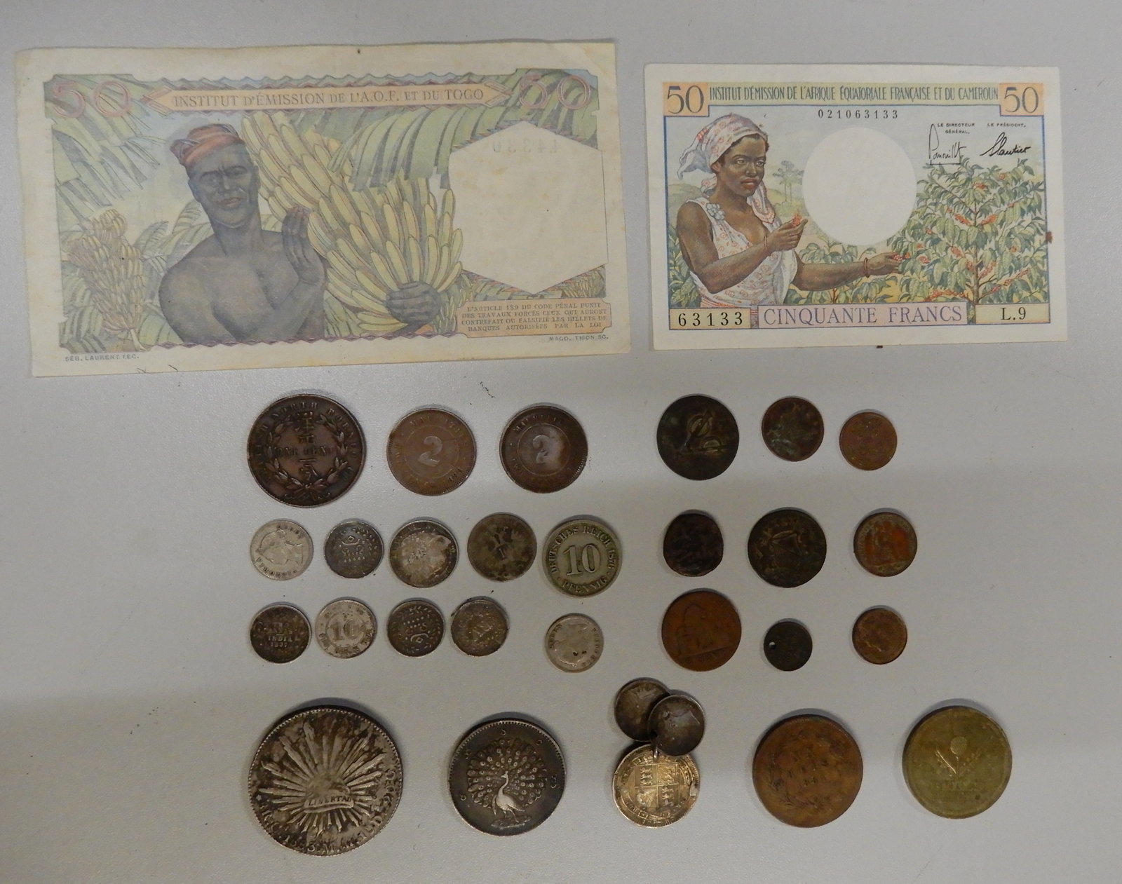 A quantity of commemorative crowns, foreign coins, first decimal coin sets, two foreign banknotes, - Image 8 of 9
