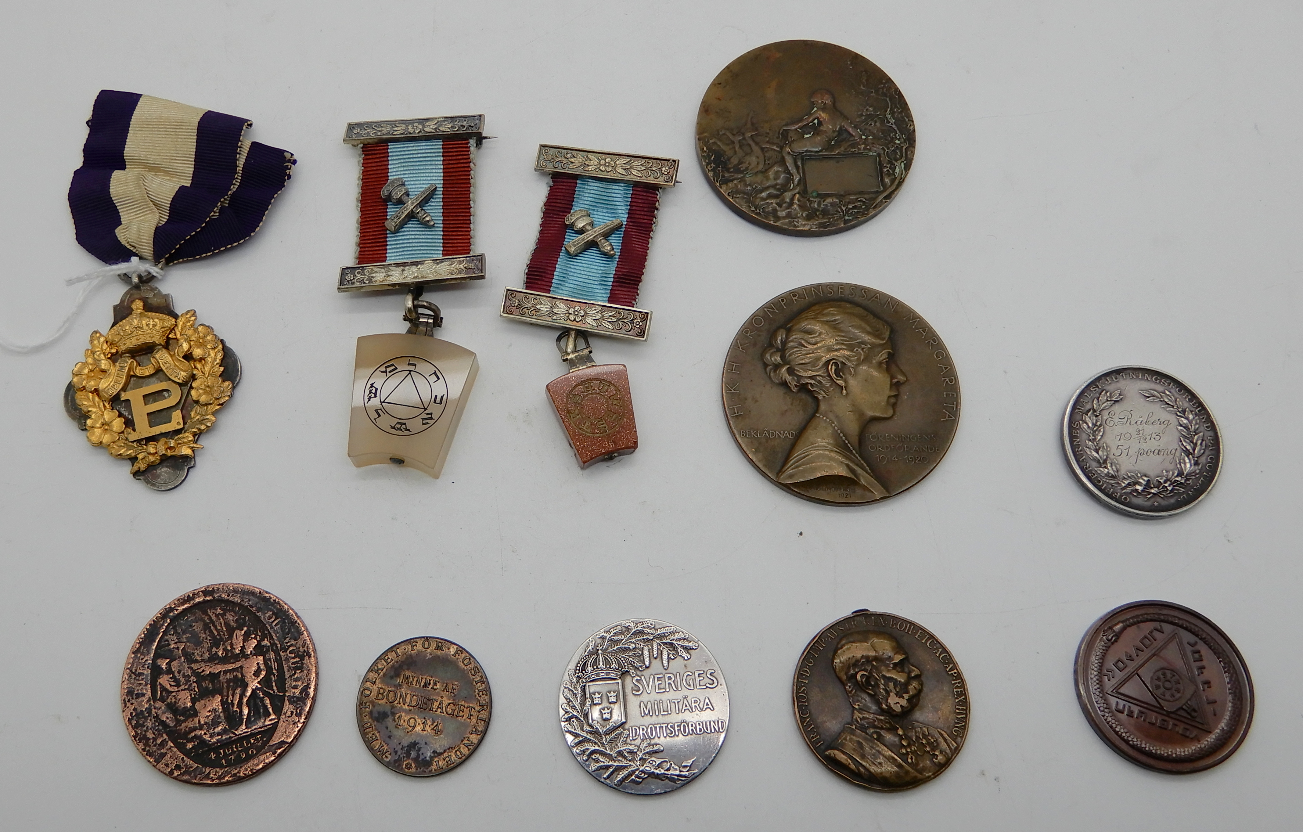 A lot comprising a Primrose League medal, two bronze medallions, a quantity of Masonic items etc