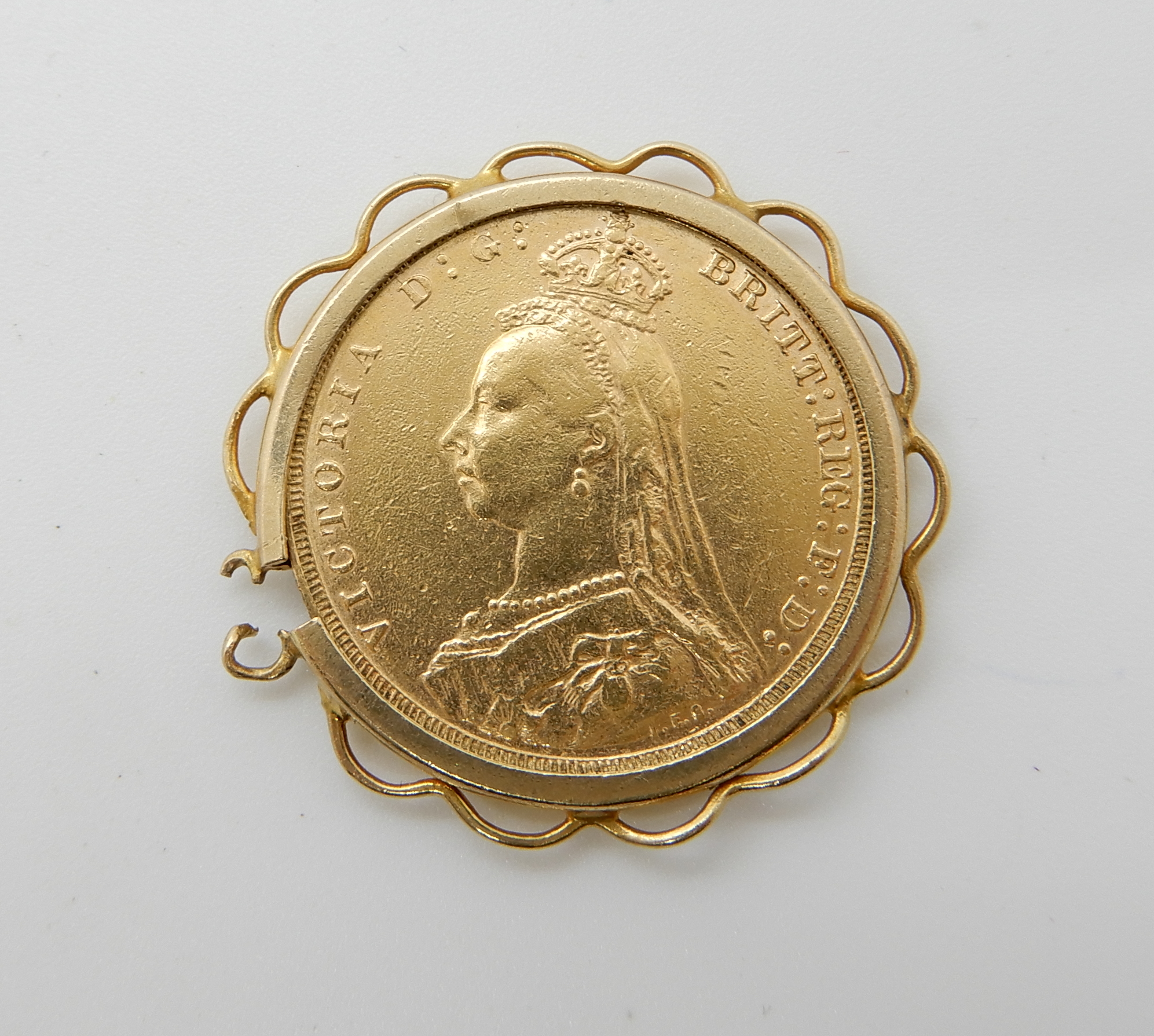 An 1890 full gold sovereign in 9ct gold pendant mount (af) combined weight 9.3gms Condition - Image 2 of 2
