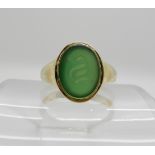 An 18ct gold green agate intaglio carved signet ring (a Stylized 'S') finger size R1/2, weight 7.