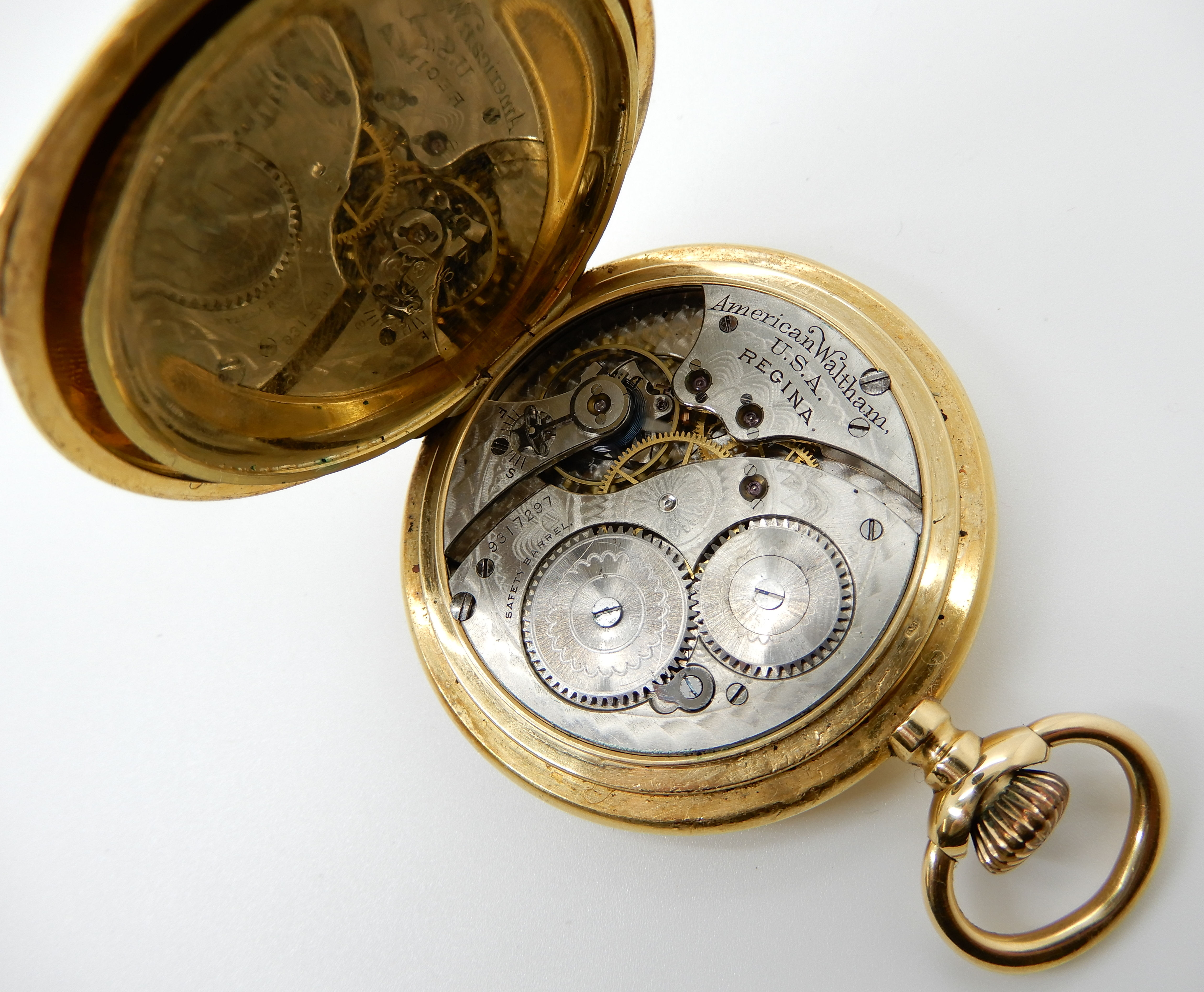 AN 18CT GOLD WALTHAM FULL HUNTER POCKET WATCH with white enamel dial, black Roman numerals, and - Image 7 of 9