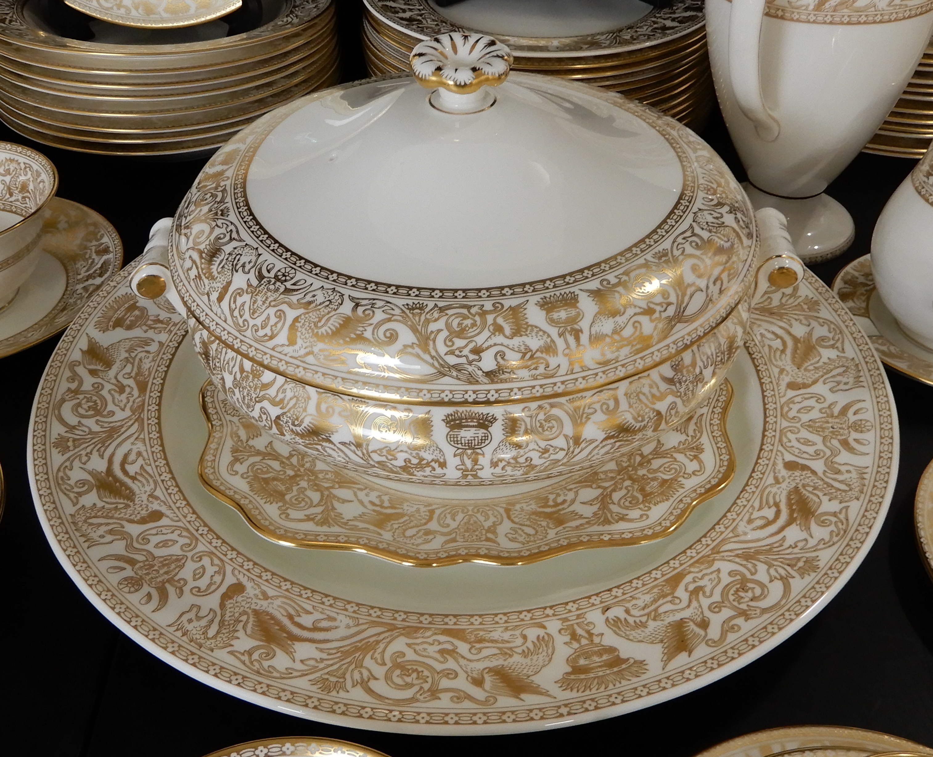 AN EXTENSIVE WEDGWOOD GOLD FLORENTINE DINNER SERVICE comprising fourteen dinner plates 27.5cm - Image 12 of 17