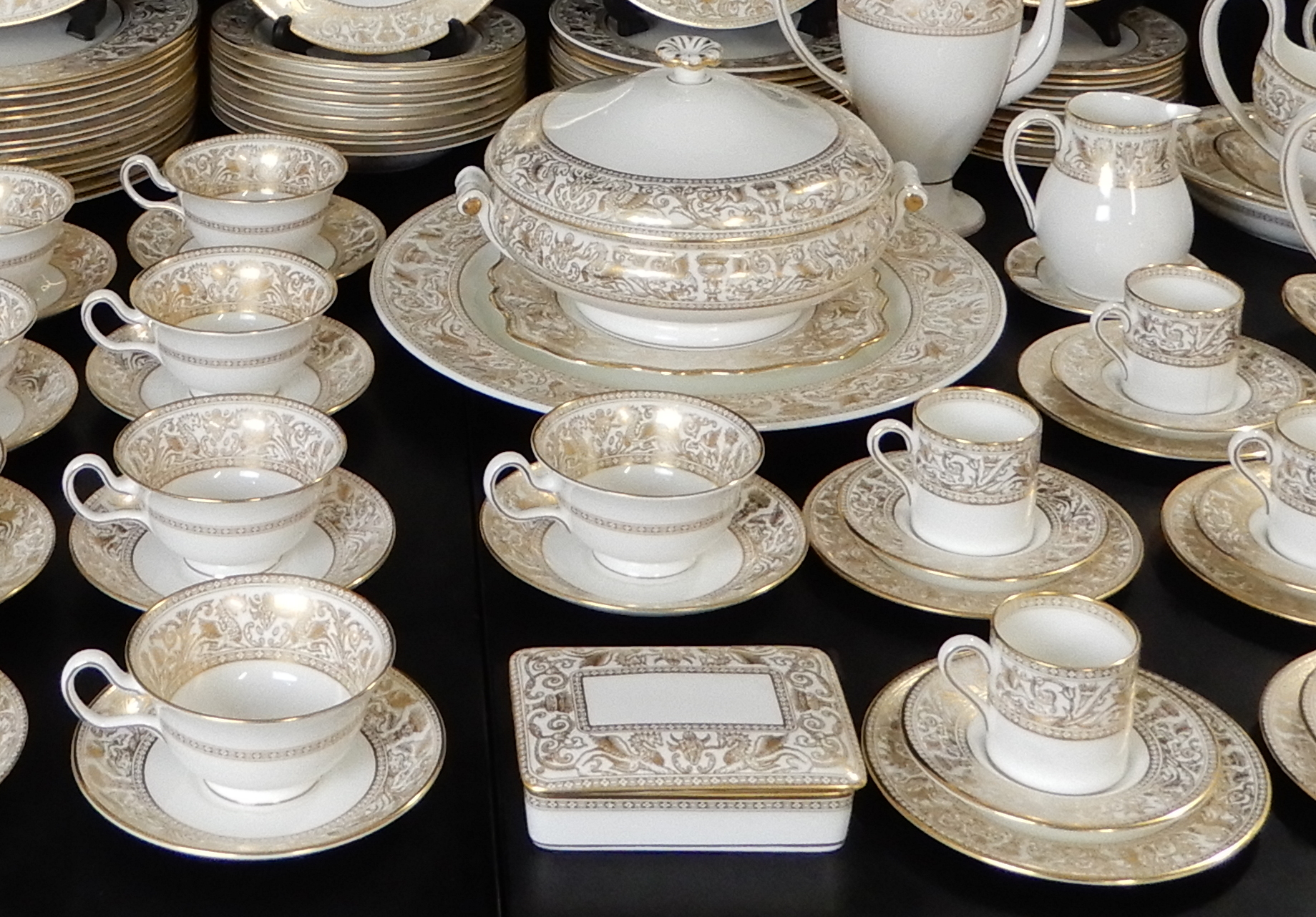 AN EXTENSIVE WEDGWOOD GOLD FLORENTINE DINNER SERVICE comprising fourteen dinner plates 27.5cm - Image 2 of 17