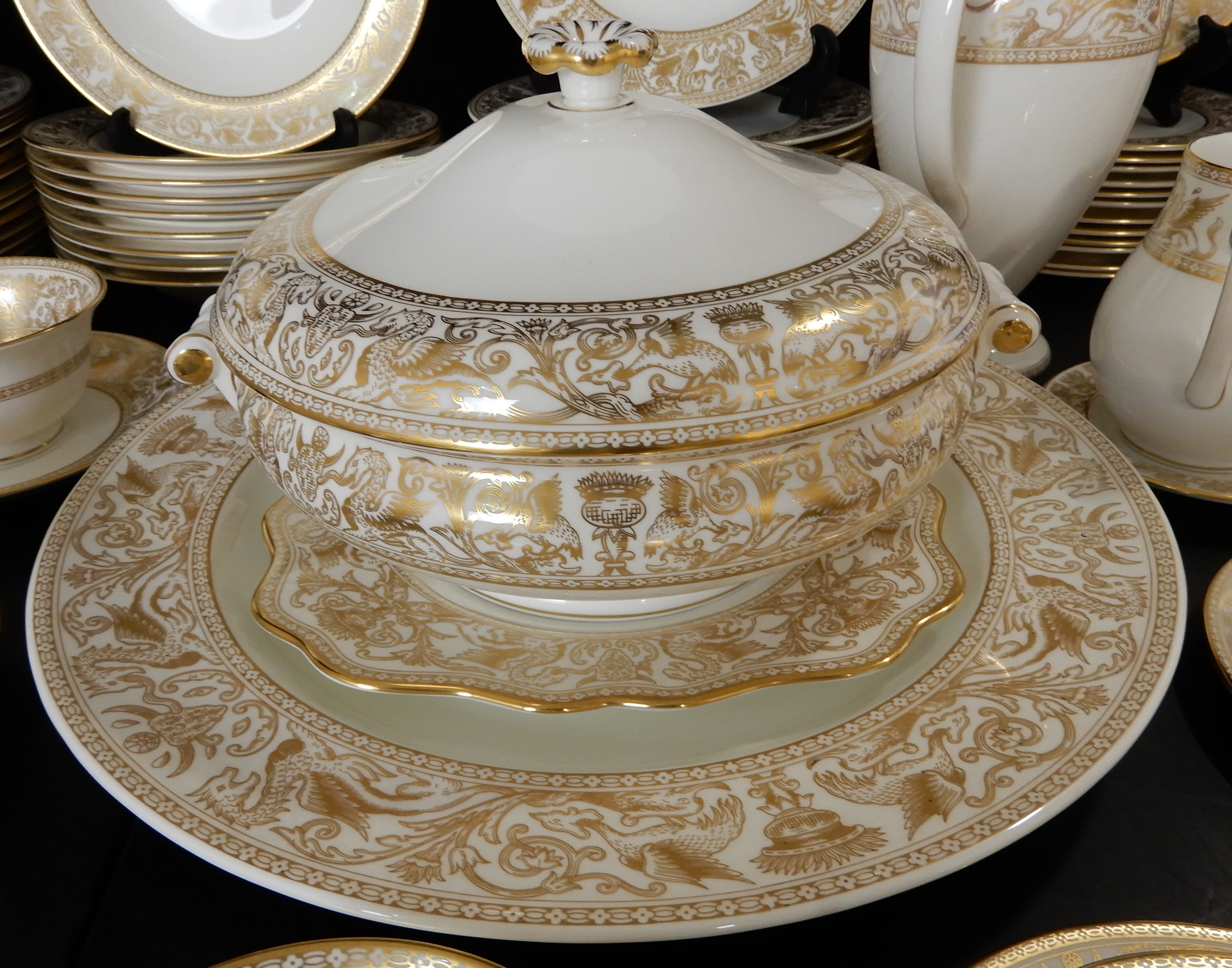 AN EXTENSIVE WEDGWOOD GOLD FLORENTINE DINNER SERVICE comprising fourteen dinner plates 27.5cm - Image 7 of 17