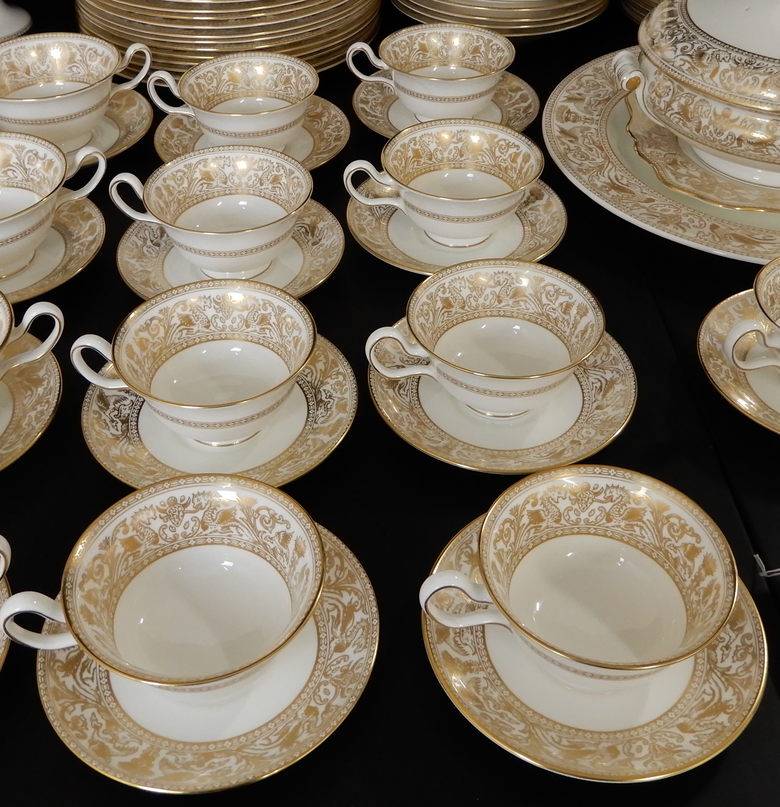 AN EXTENSIVE WEDGWOOD GOLD FLORENTINE DINNER SERVICE comprising fourteen dinner plates 27.5cm - Image 4 of 17