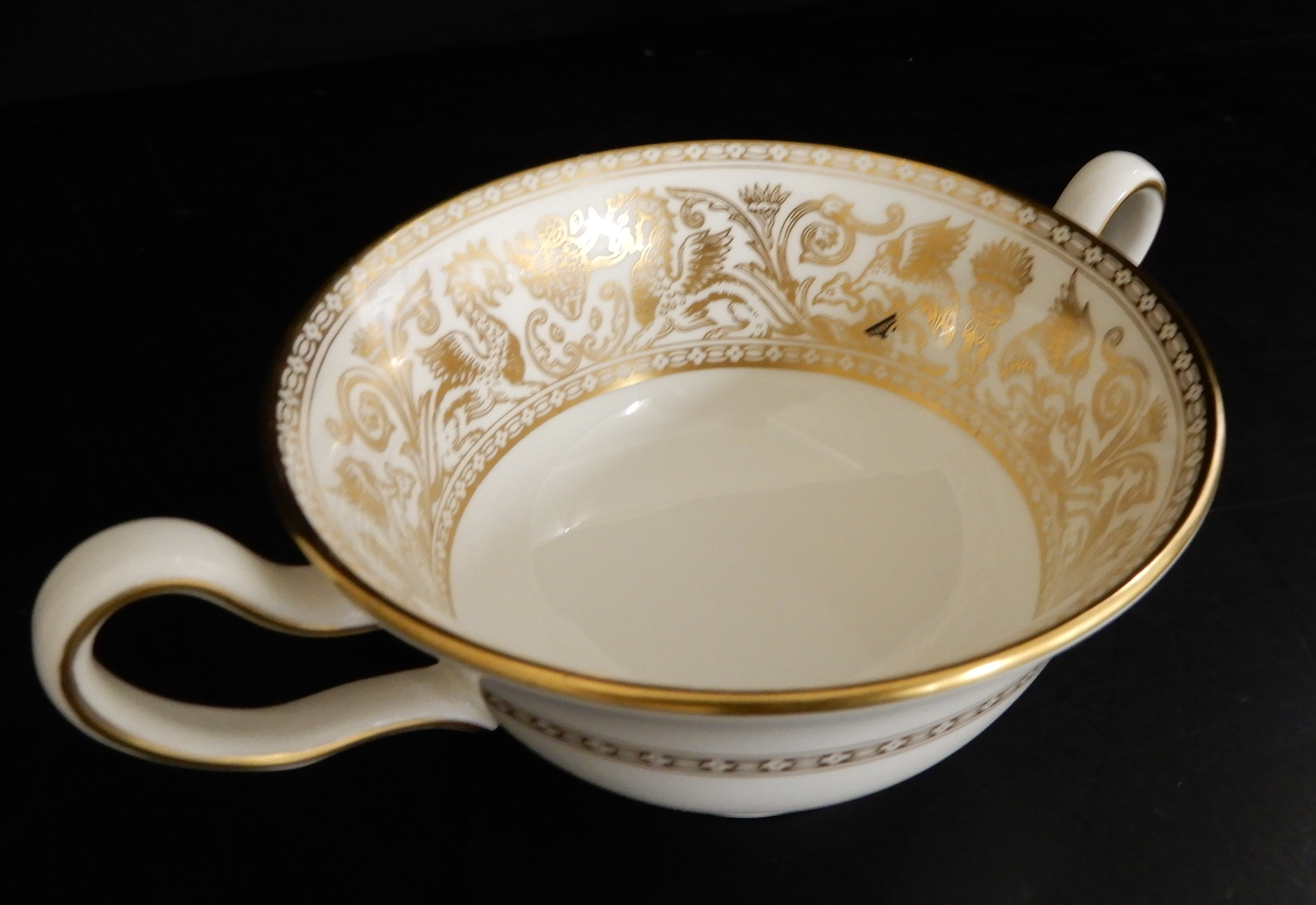 AN EXTENSIVE WEDGWOOD GOLD FLORENTINE DINNER SERVICE comprising fourteen dinner plates 27.5cm - Image 15 of 17