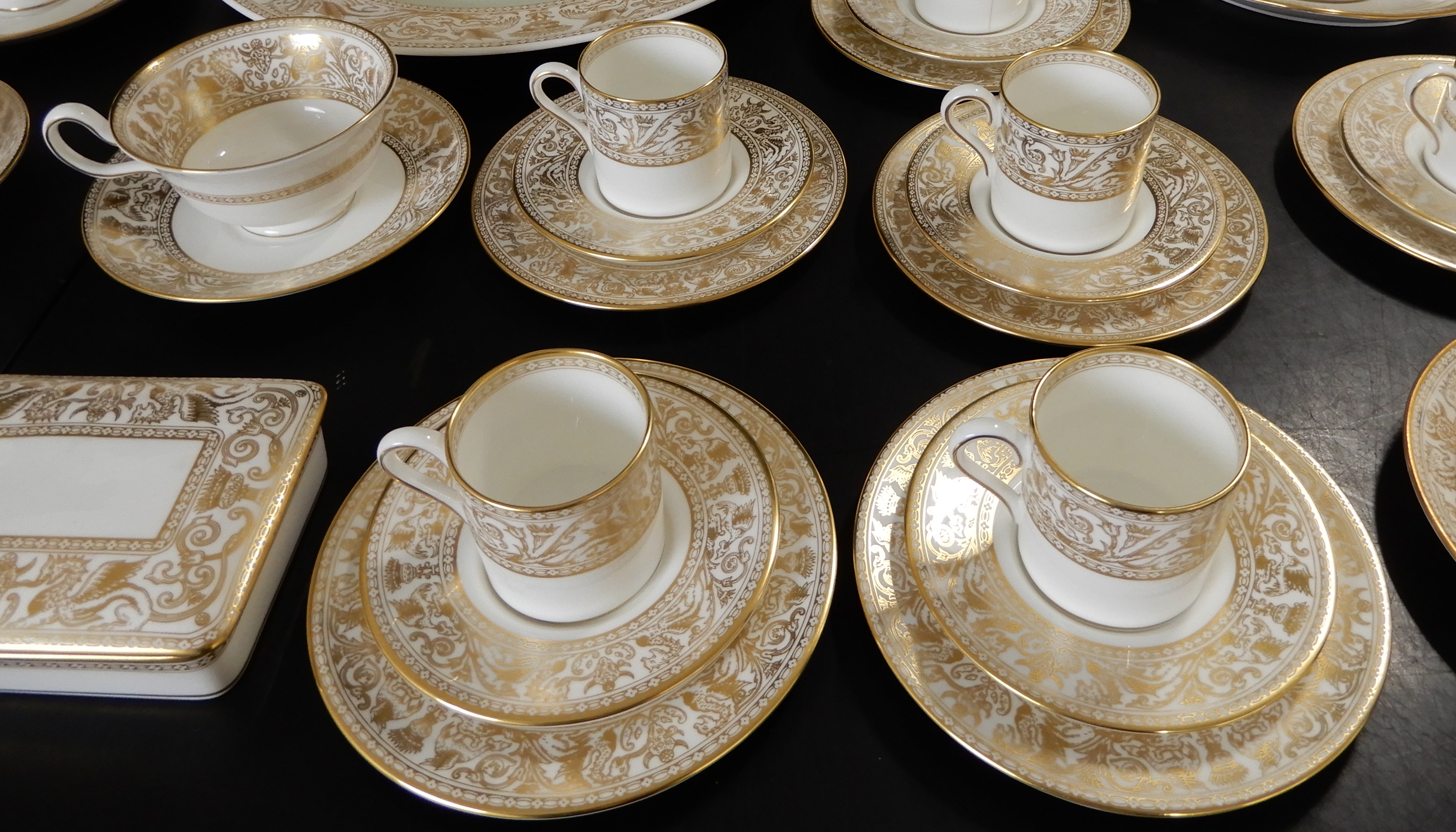 AN EXTENSIVE WEDGWOOD GOLD FLORENTINE DINNER SERVICE comprising fourteen dinner plates 27.5cm - Image 5 of 17