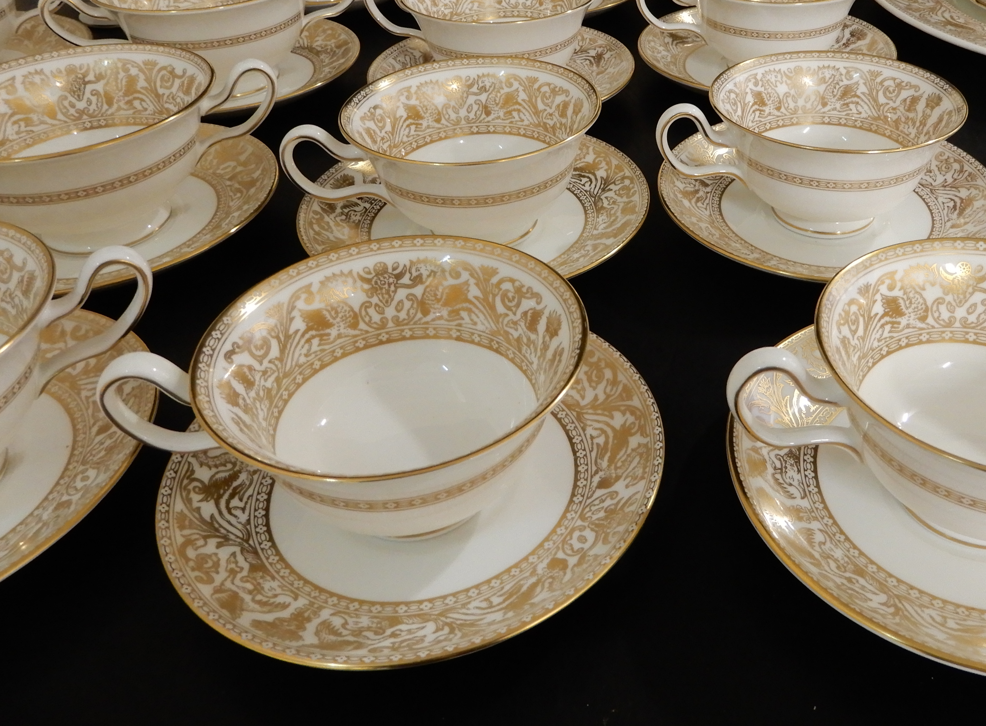 AN EXTENSIVE WEDGWOOD GOLD FLORENTINE DINNER SERVICE comprising fourteen dinner plates 27.5cm - Image 11 of 17