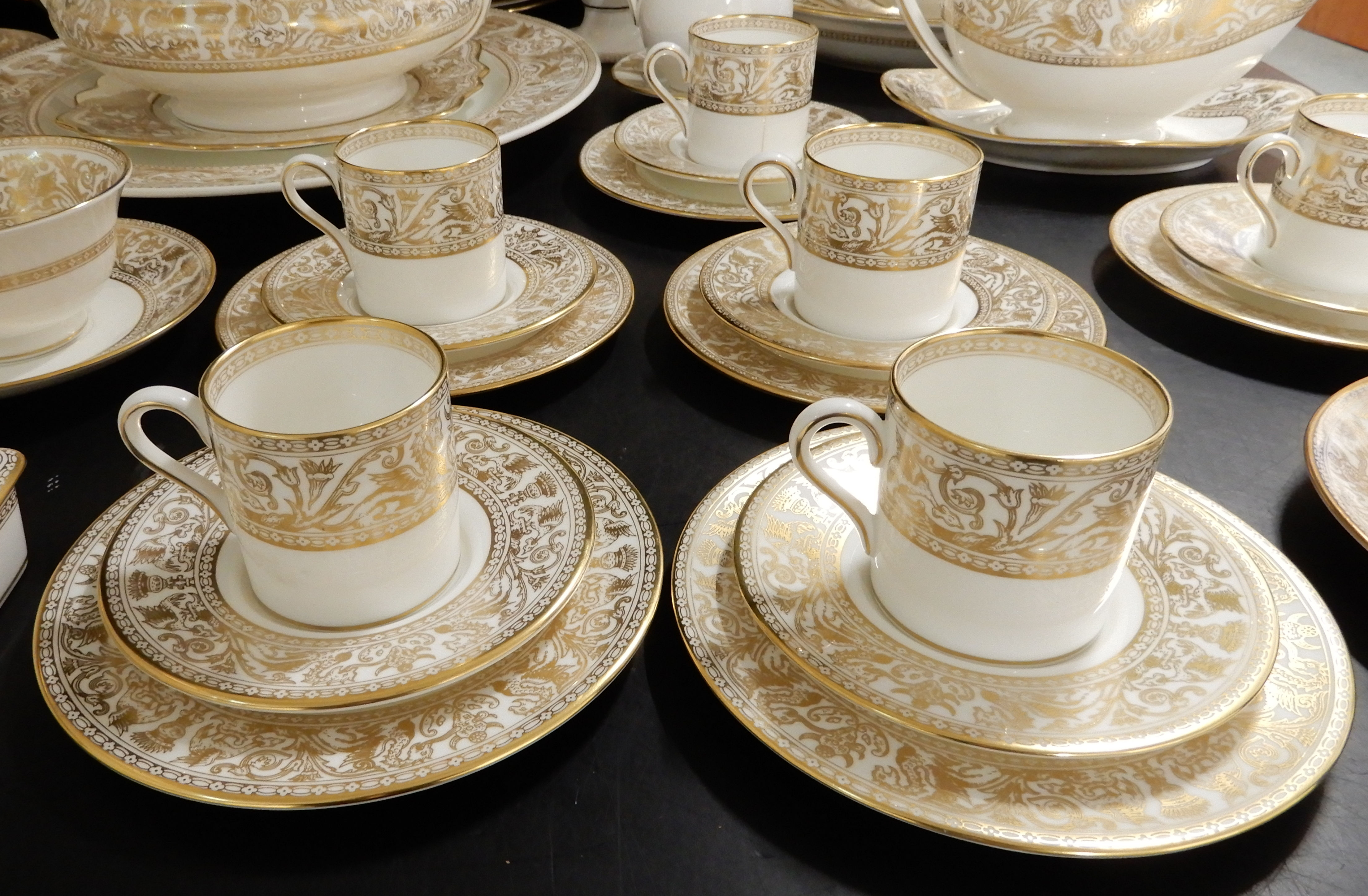 AN EXTENSIVE WEDGWOOD GOLD FLORENTINE DINNER SERVICE comprising fourteen dinner plates 27.5cm - Image 10 of 17