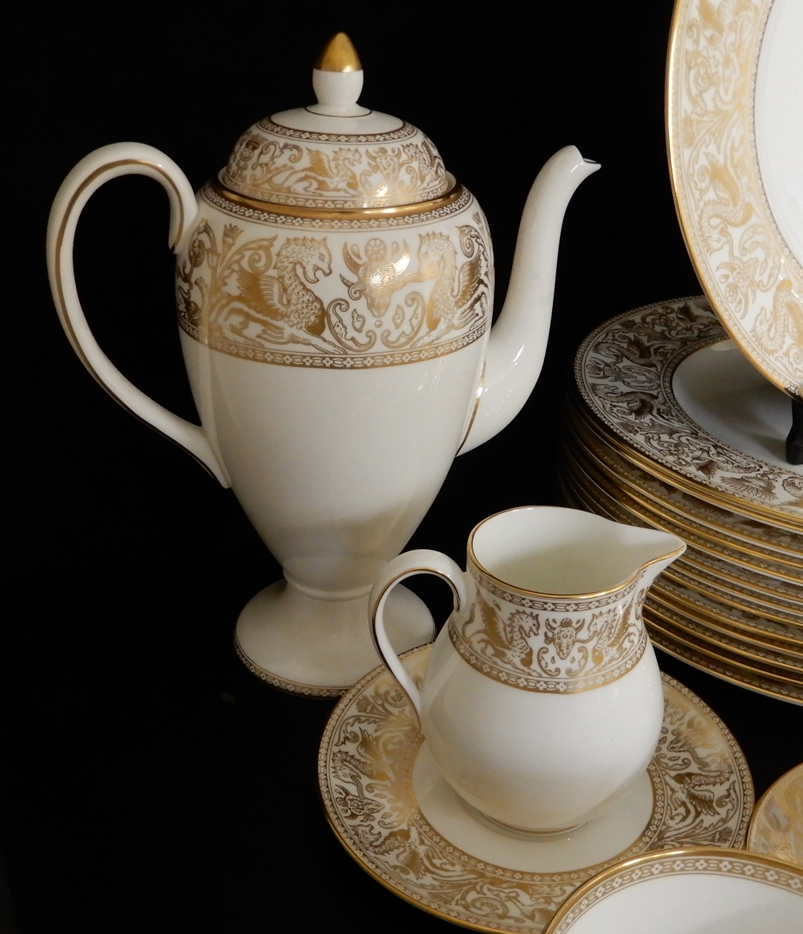 AN EXTENSIVE WEDGWOOD GOLD FLORENTINE DINNER SERVICE comprising fourteen dinner plates 27.5cm - Image 3 of 17