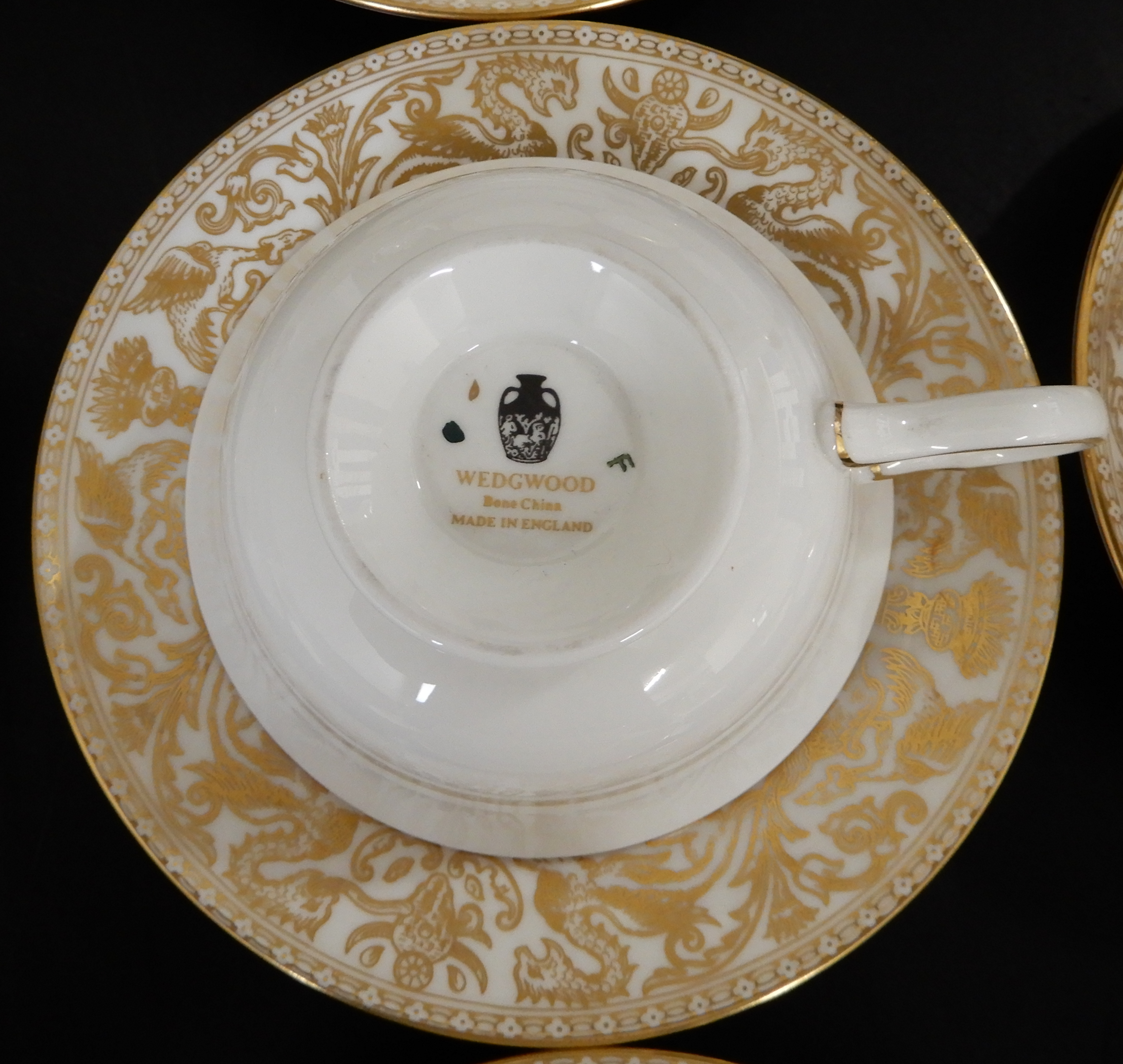 AN EXTENSIVE WEDGWOOD GOLD FLORENTINE DINNER SERVICE comprising fourteen dinner plates 27.5cm - Image 13 of 17